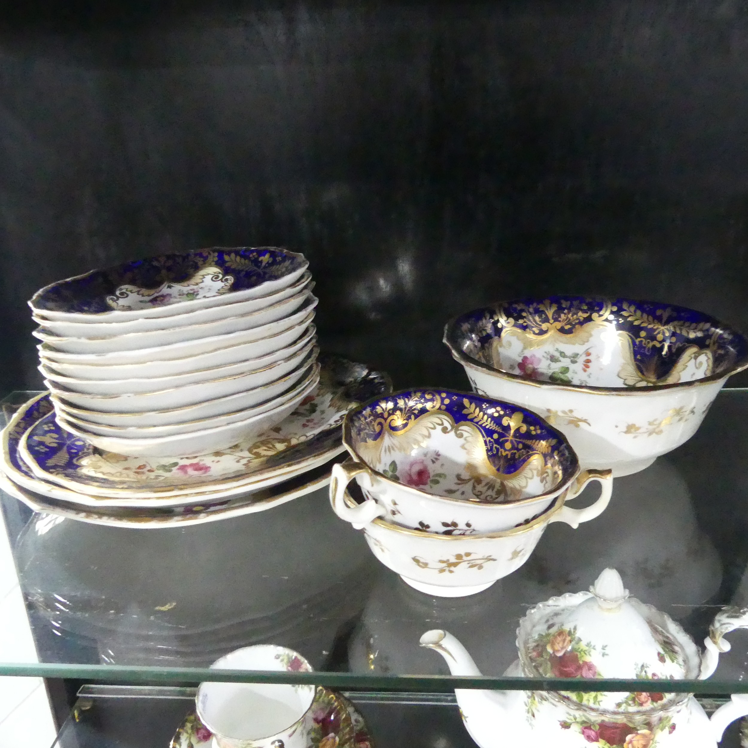 A 19th century Staffordshire part tea set, comprising teapot, sugar basin and cream jug with sixteen - Image 8 of 10