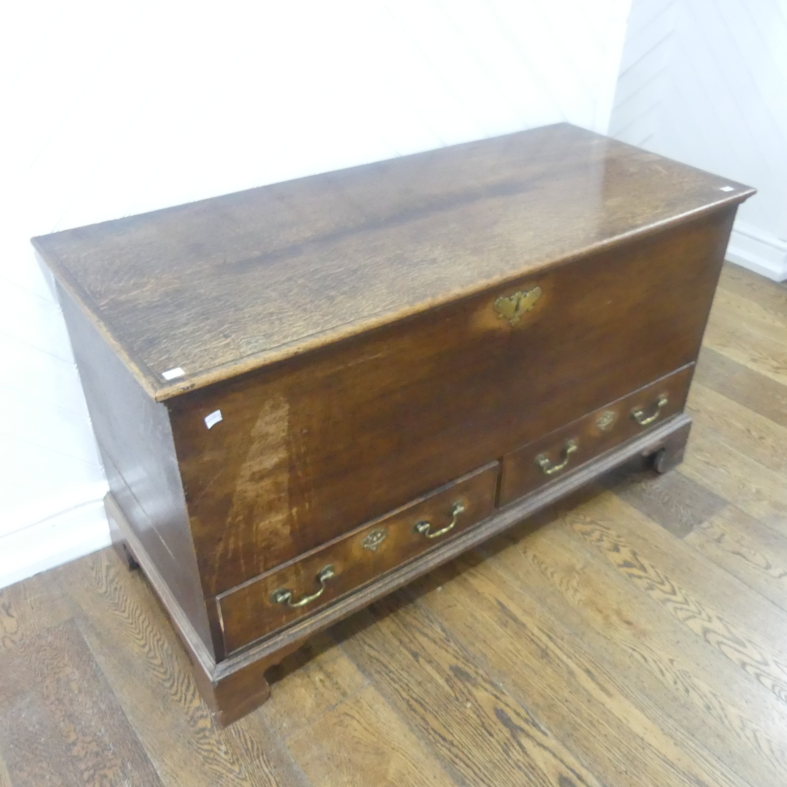 An early Georgian oak mule Chest, rectangular top over two drawers raised on bracket feet, W 124 - Image 2 of 8