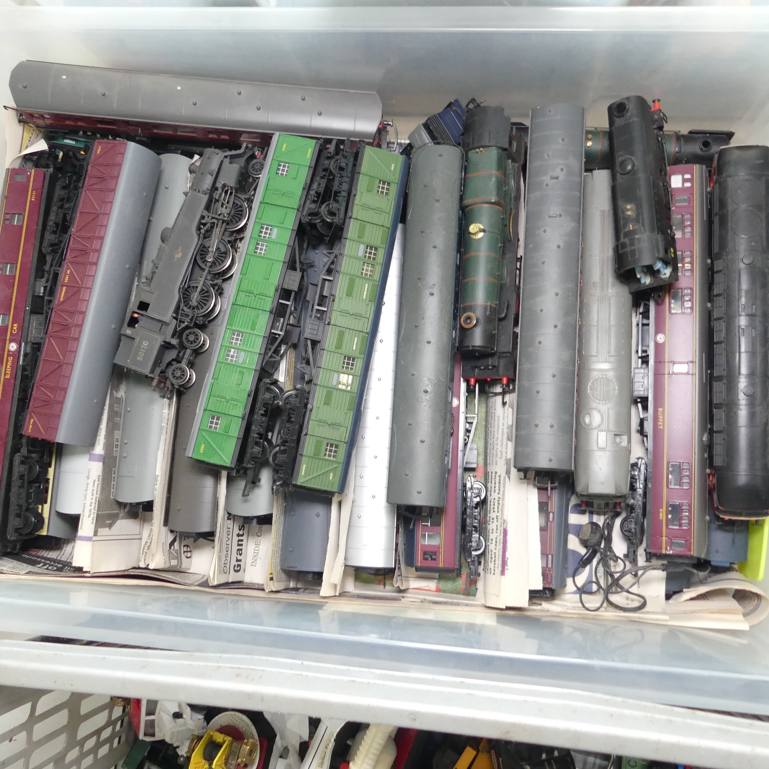 A good and large quantity of '00' gauge post-war model railway, plastic bodies, Hornby, Lima and - Image 4 of 7