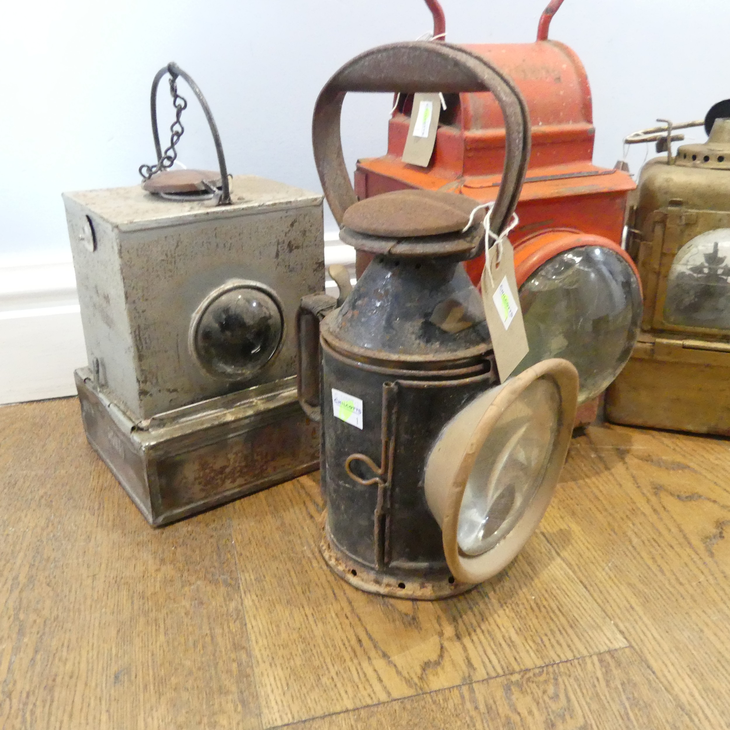 Railwayana Interest: A B.R.(M) Guard's Van lamp, lacks burner, and a B.R.(M) three-aspect hand lamp, - Bild 3 aus 5