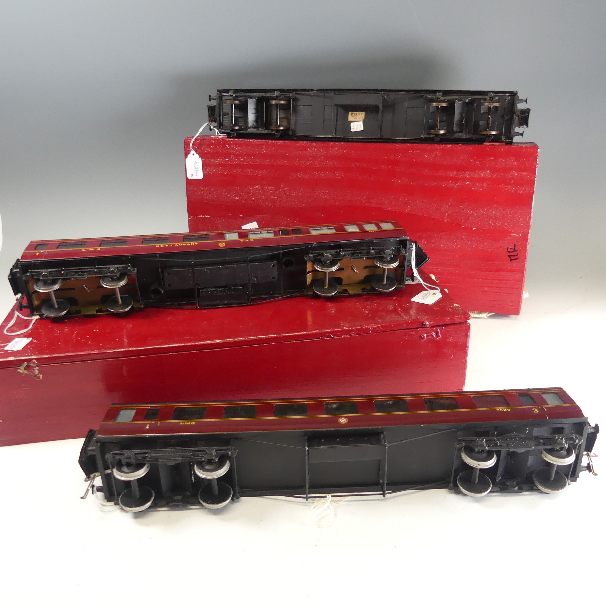 Three Exley ‘0’ gauge LMS Passenger Coaches, maroon with yellow lettering; All 3rd Class Coach No. - Bild 5 aus 5