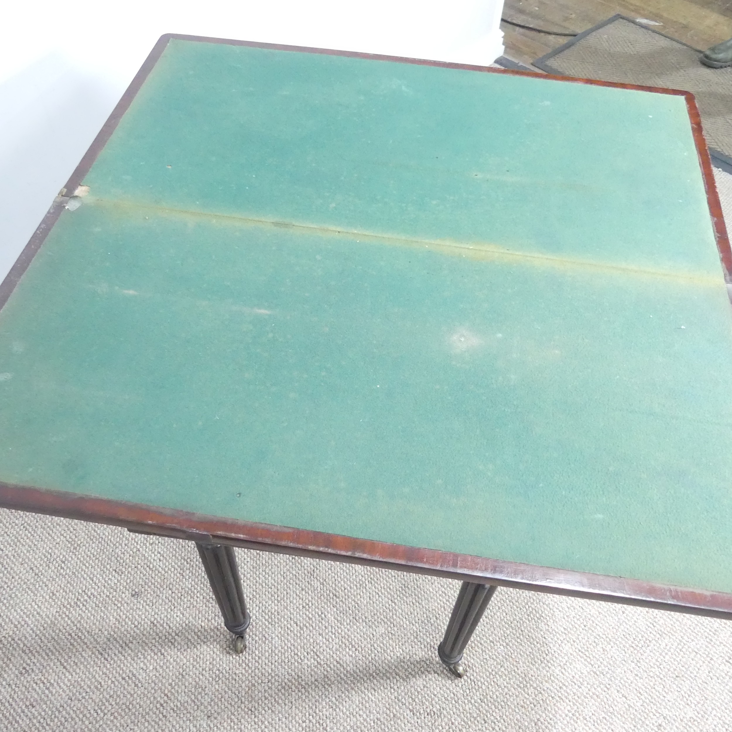 A Regency mahogany card Table, raised on reeded column legs and brass castors, W 91.5 cm x H 74 cm x - Bild 7 aus 7