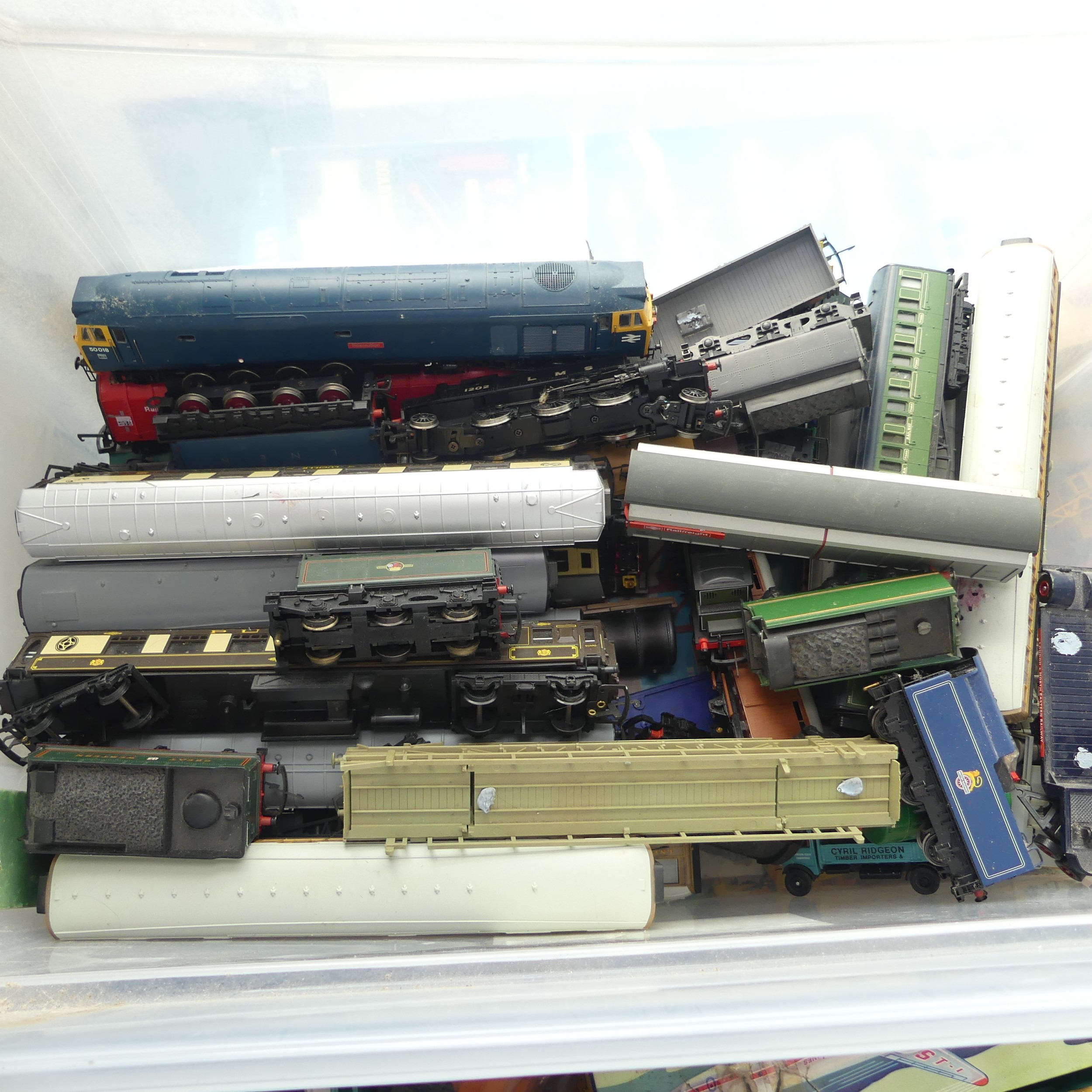 A good and large quantity of '00' gauge post-war model railway, plastic bodies, Hornby, Lima and - Image 2 of 7