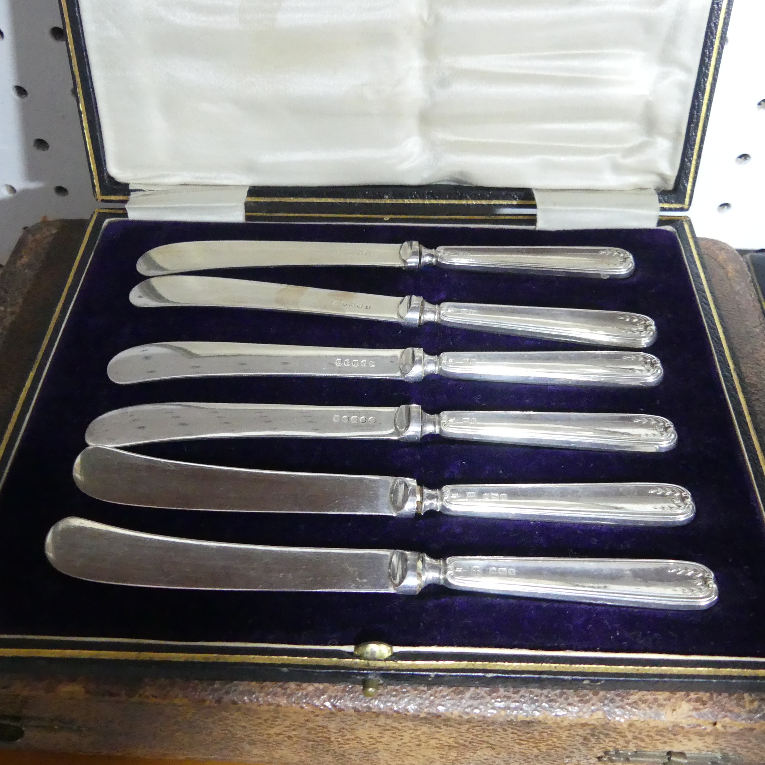 A canteen of silver plated Fish Cutlery, six place setting with mother of pearl handles, in velvet - Image 10 of 14