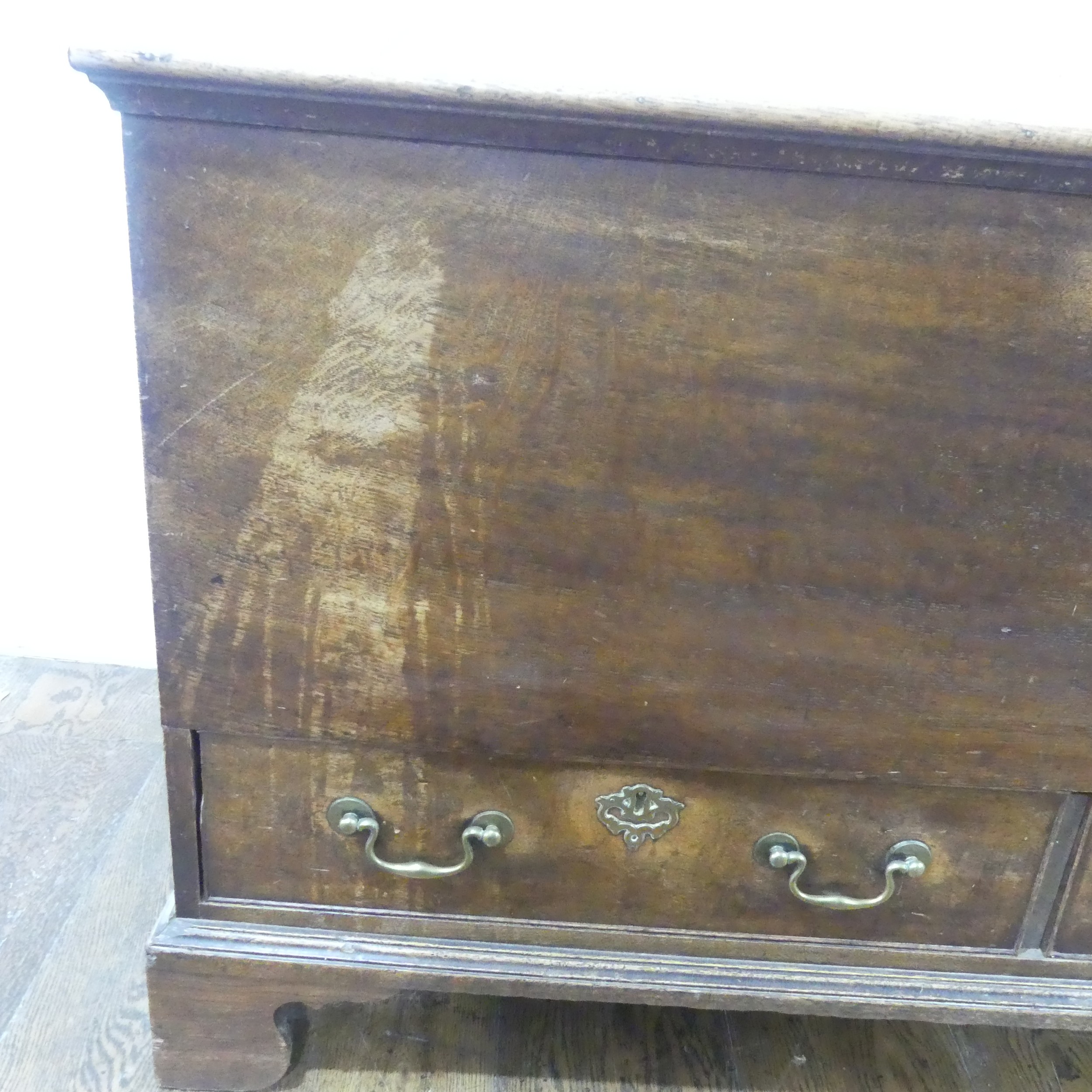 An early Georgian oak mule Chest, rectangular top over two drawers raised on bracket feet, W 124 - Bild 7 aus 8