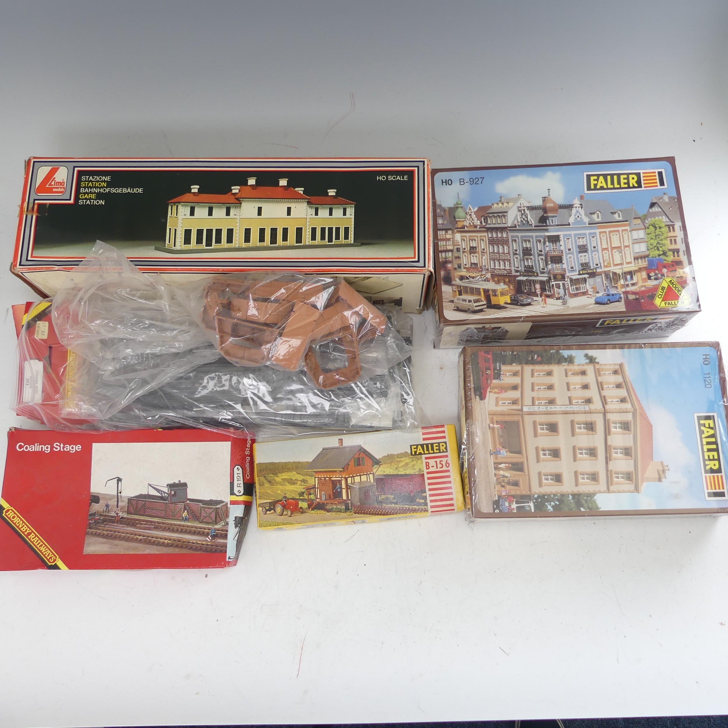 A quantity of '00' gauge plastic and card track and trackside accessories and buildings kits, - Image 8 of 18