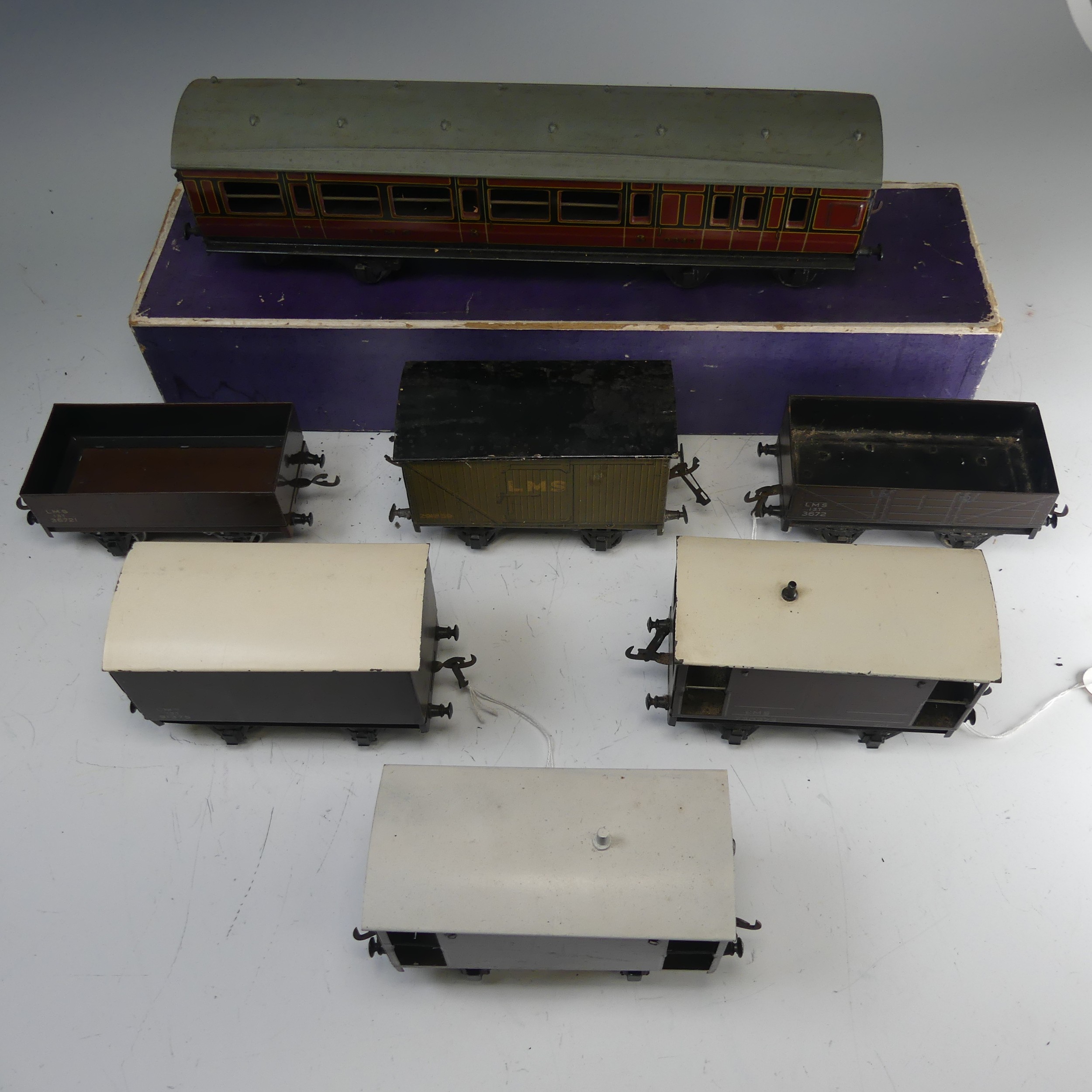 Bassett-Lowke '0' gauge LMS 3rd Class Coach, maroon with yellow lettering, No.9343, boxed, - Bild 5 aus 9