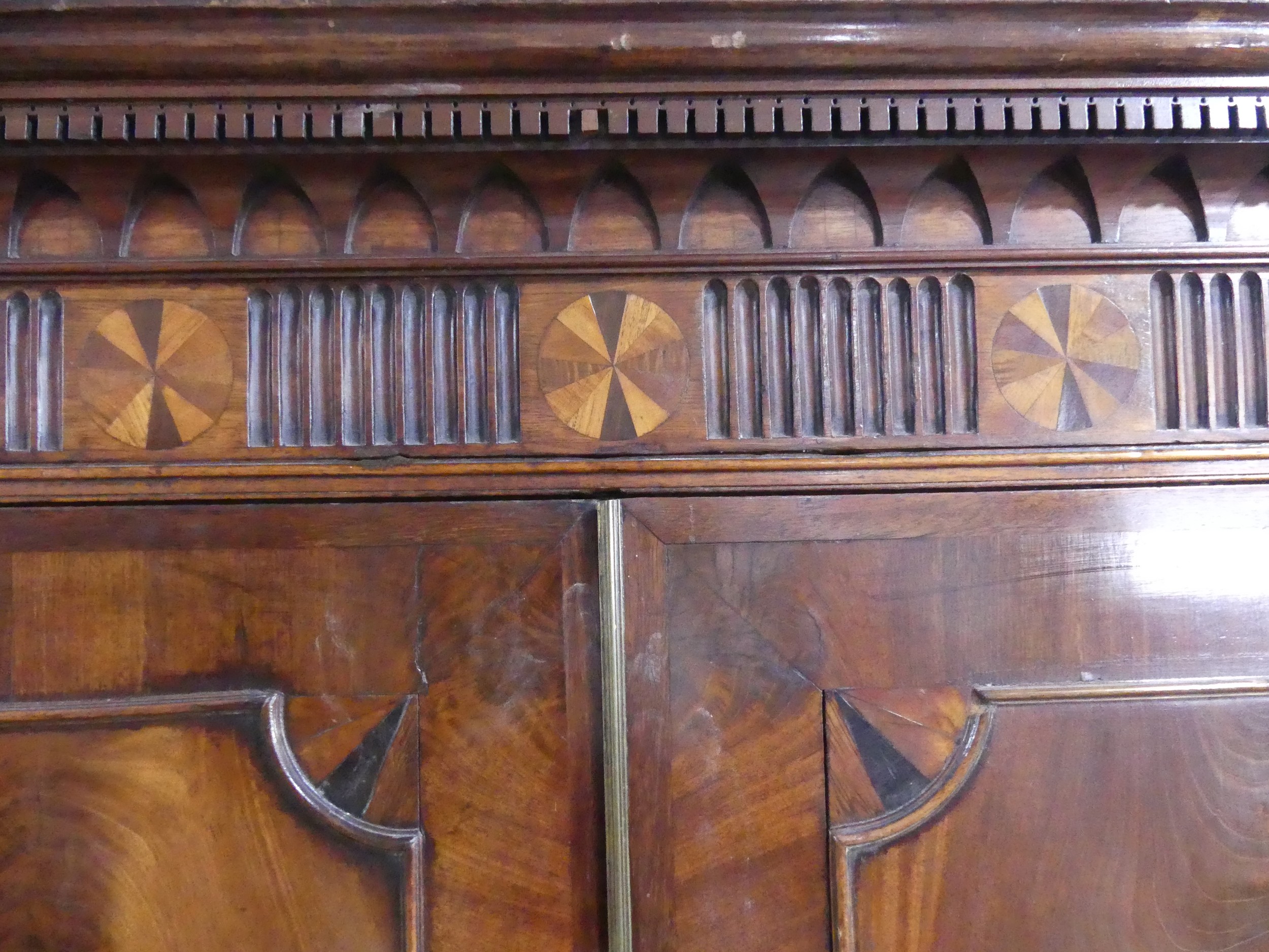 A Georgian mahogany secretaire Cabinet on Chest, carved geometric cornice with marquetry inlaid - Bild 4 aus 8