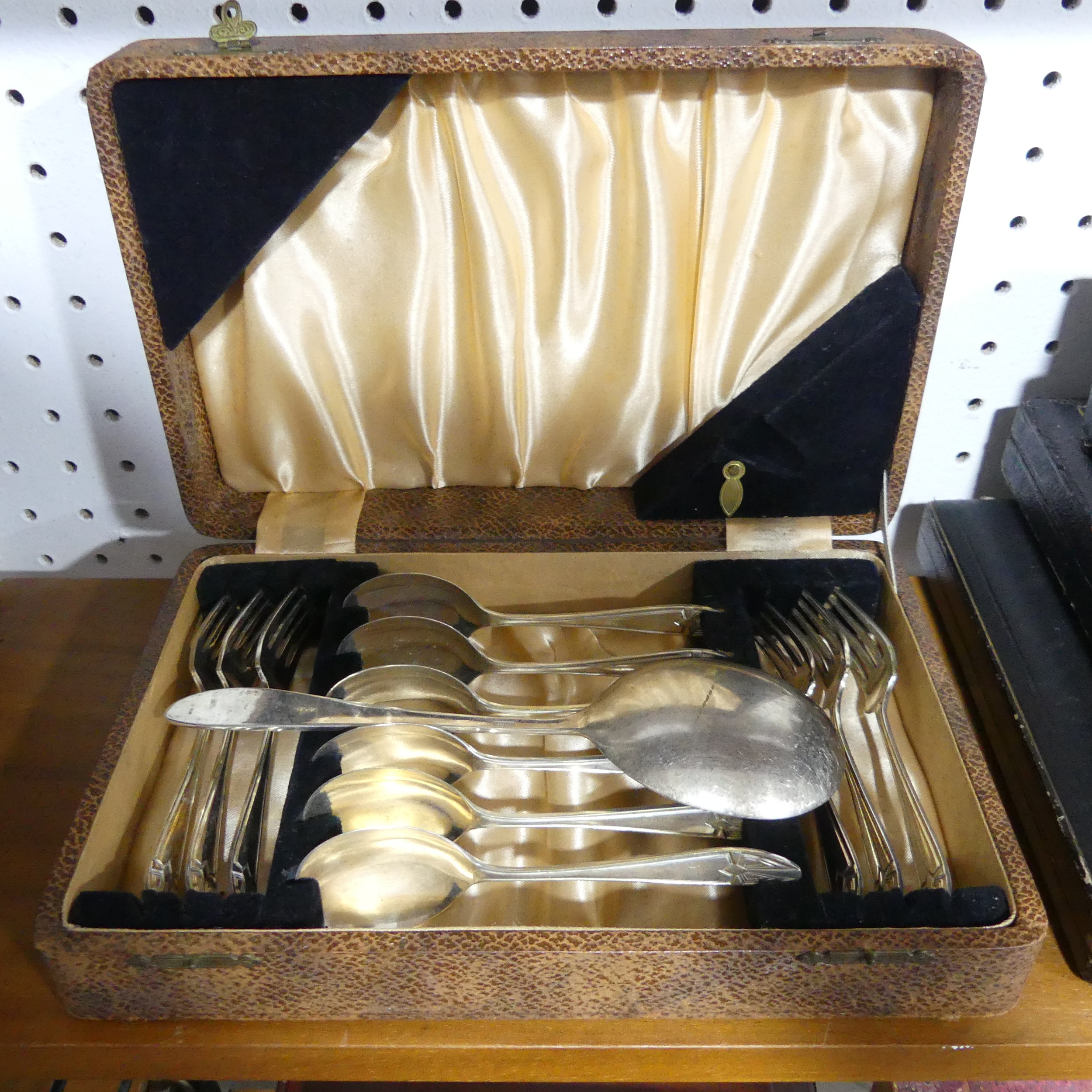 A canteen of silver plated Fish Cutlery, six place setting with mother of pearl handles, in velvet - Image 9 of 14