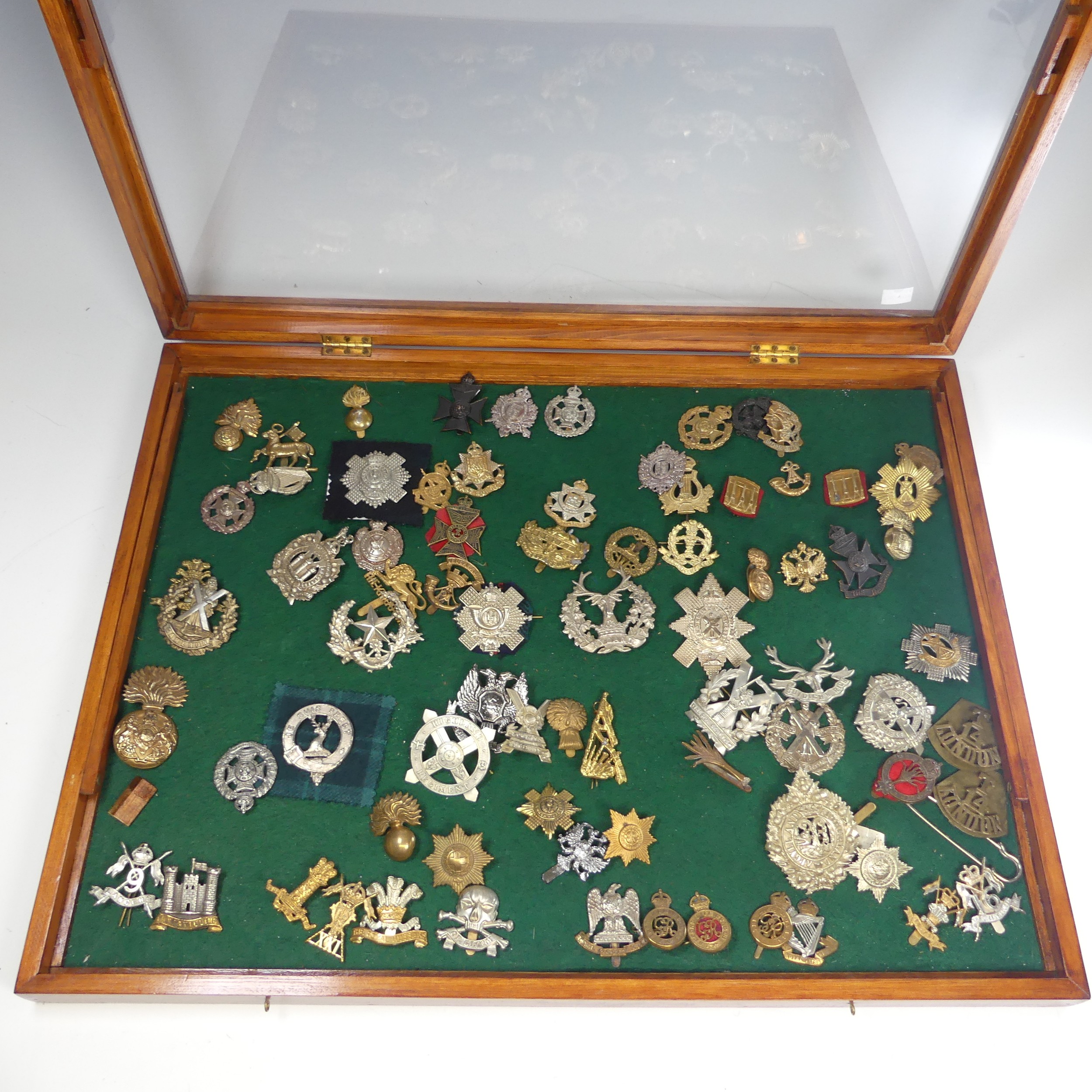 A large quantity of approximately 250 WW1, WW2 and later Cap Badges, including ; 60th King's Royal - Image 5 of 9