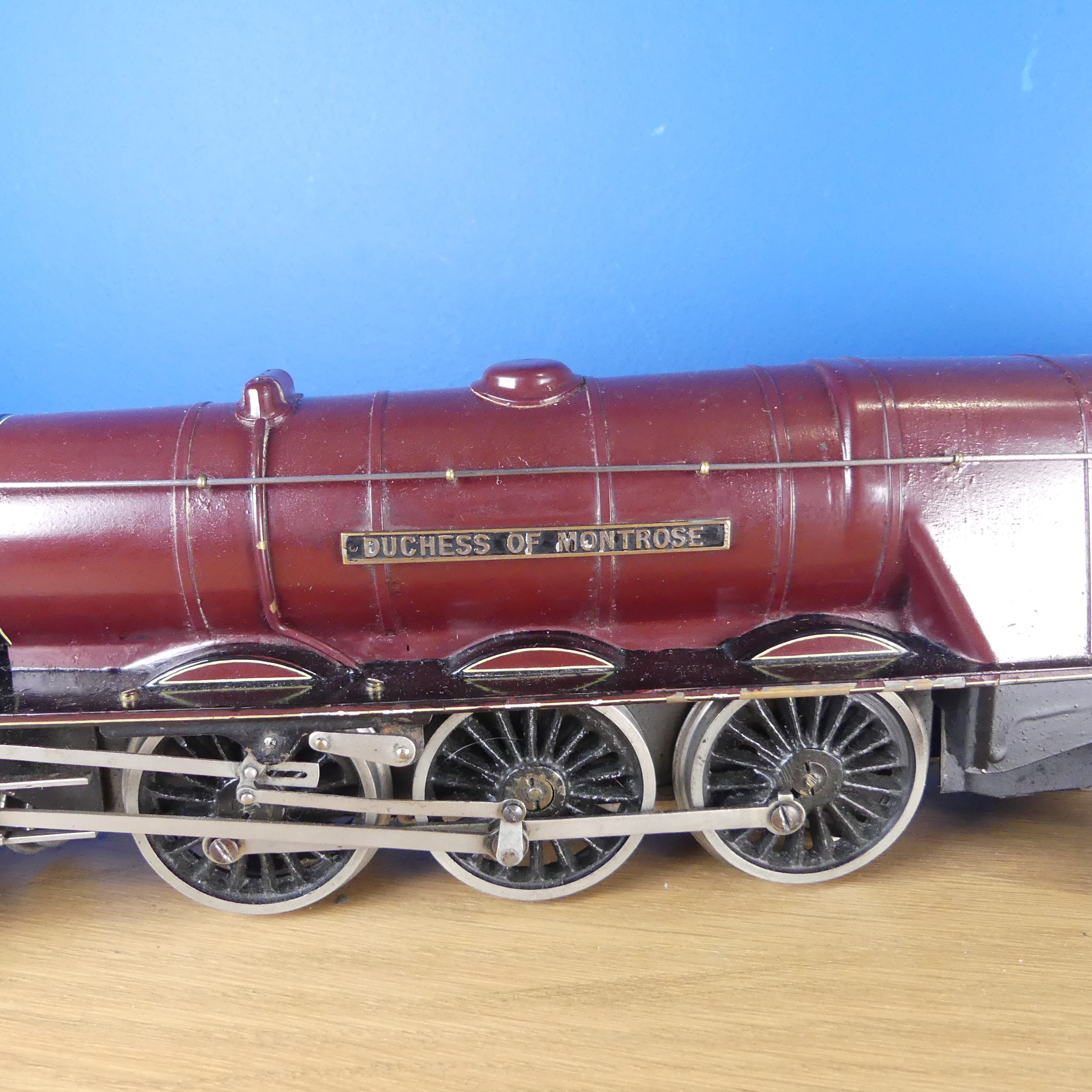 Bassett-Lowke ‘0’ gauge 3-rail electric LMS 'Duchess of Montrose' 4-6-2 Locomotive and six-wheel - Bild 3 aus 8