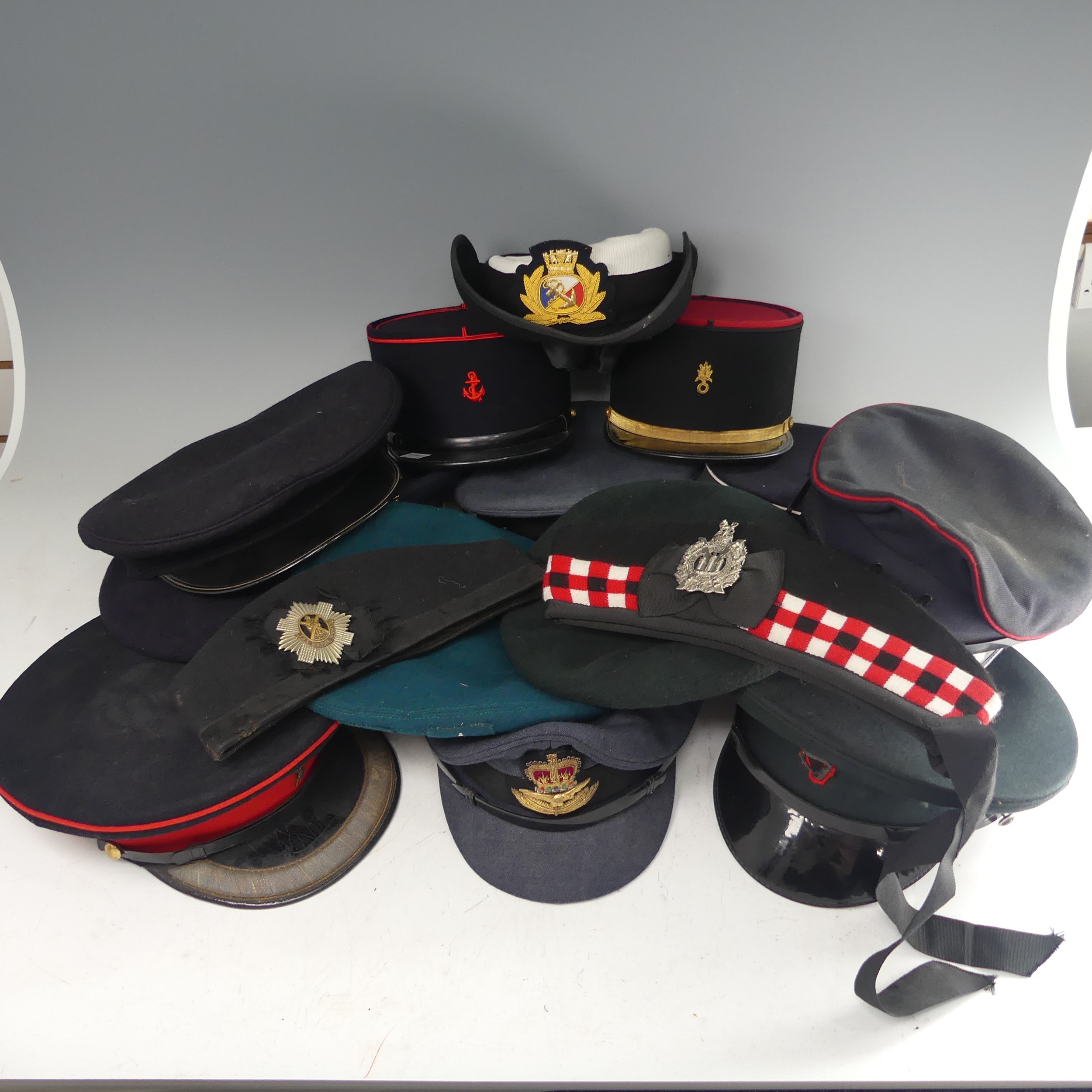 A collection of mainly reproduction British and other military Caps and Hats, including ; peaked - Bild 5 aus 8