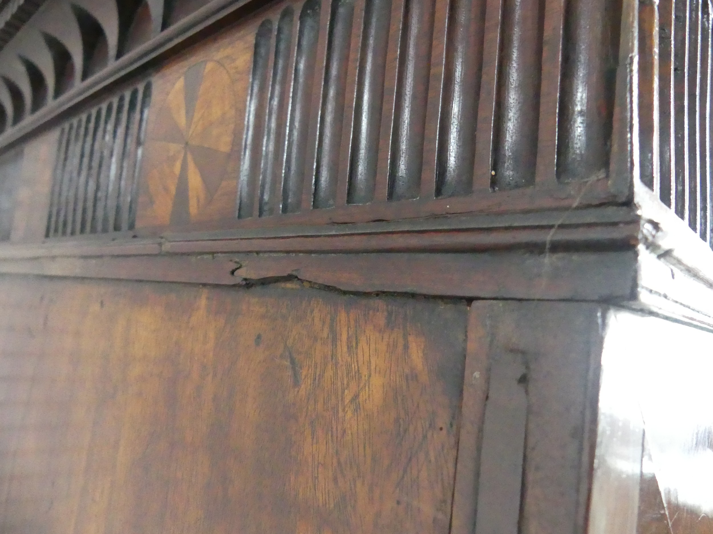 A Georgian mahogany secretaire Cabinet on Chest, carved geometric cornice with marquetry inlaid - Bild 5 aus 8