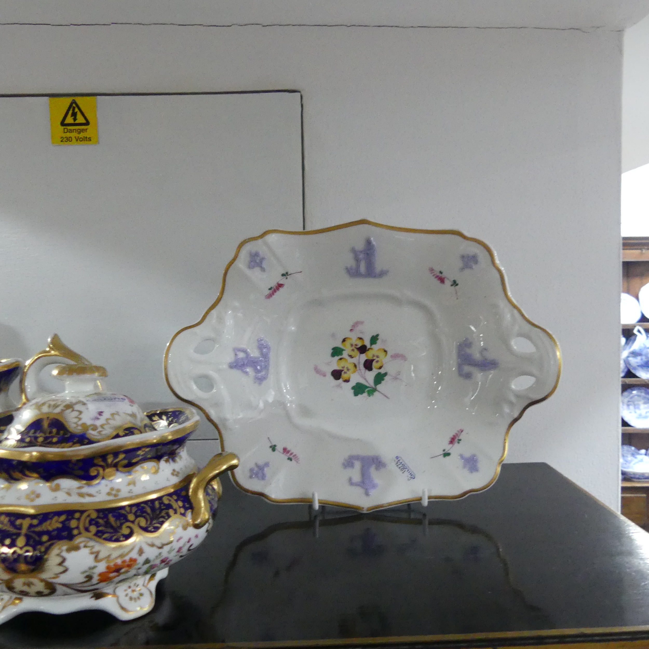 A 19th century Staffordshire part tea set, comprising teapot, sugar basin and cream jug with sixteen - Bild 9 aus 10