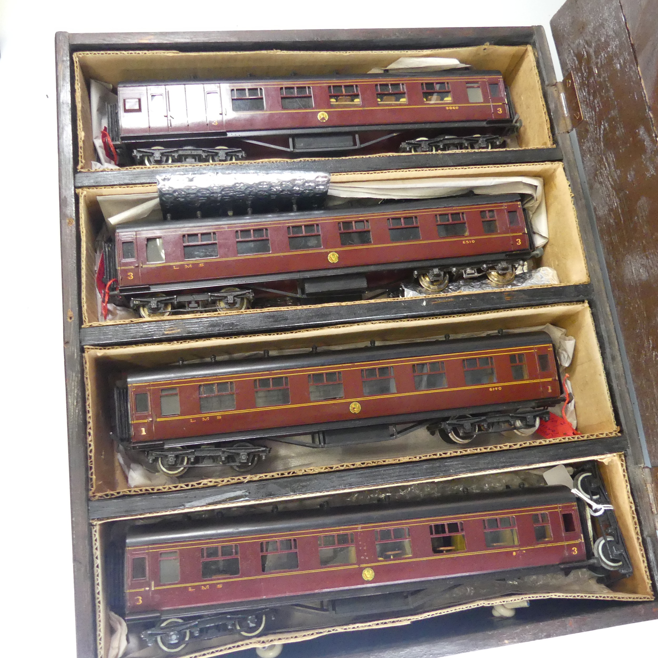 Four Leeds Model Co. ‘0’ gauge LMS bogie Passenger Coaches, maroon with yellow lettering, comprising - Bild 3 aus 5