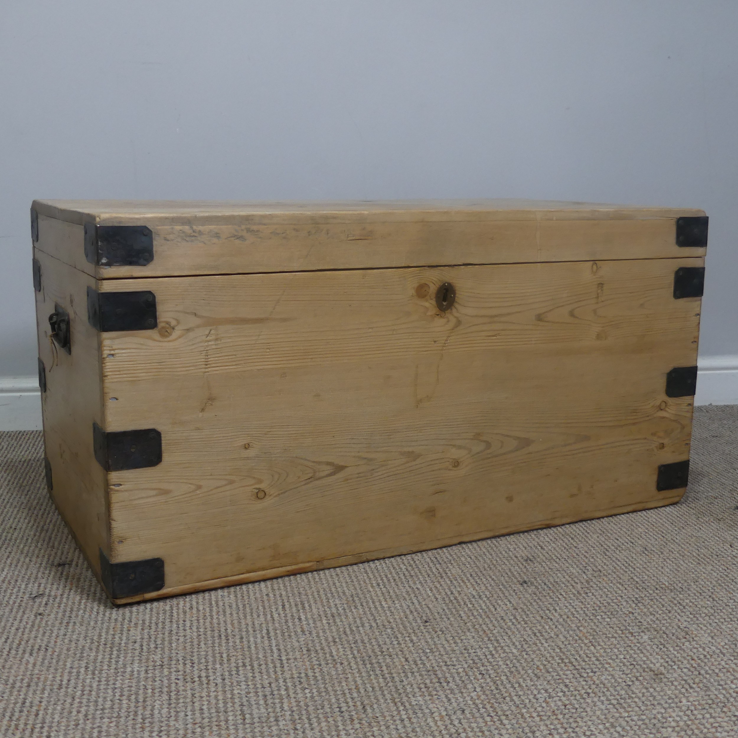 An antique stripped pine and iron bound Blanket Box, W 92 cm x H 48.5 cm x D 49 cm. - Bild 5 aus 11