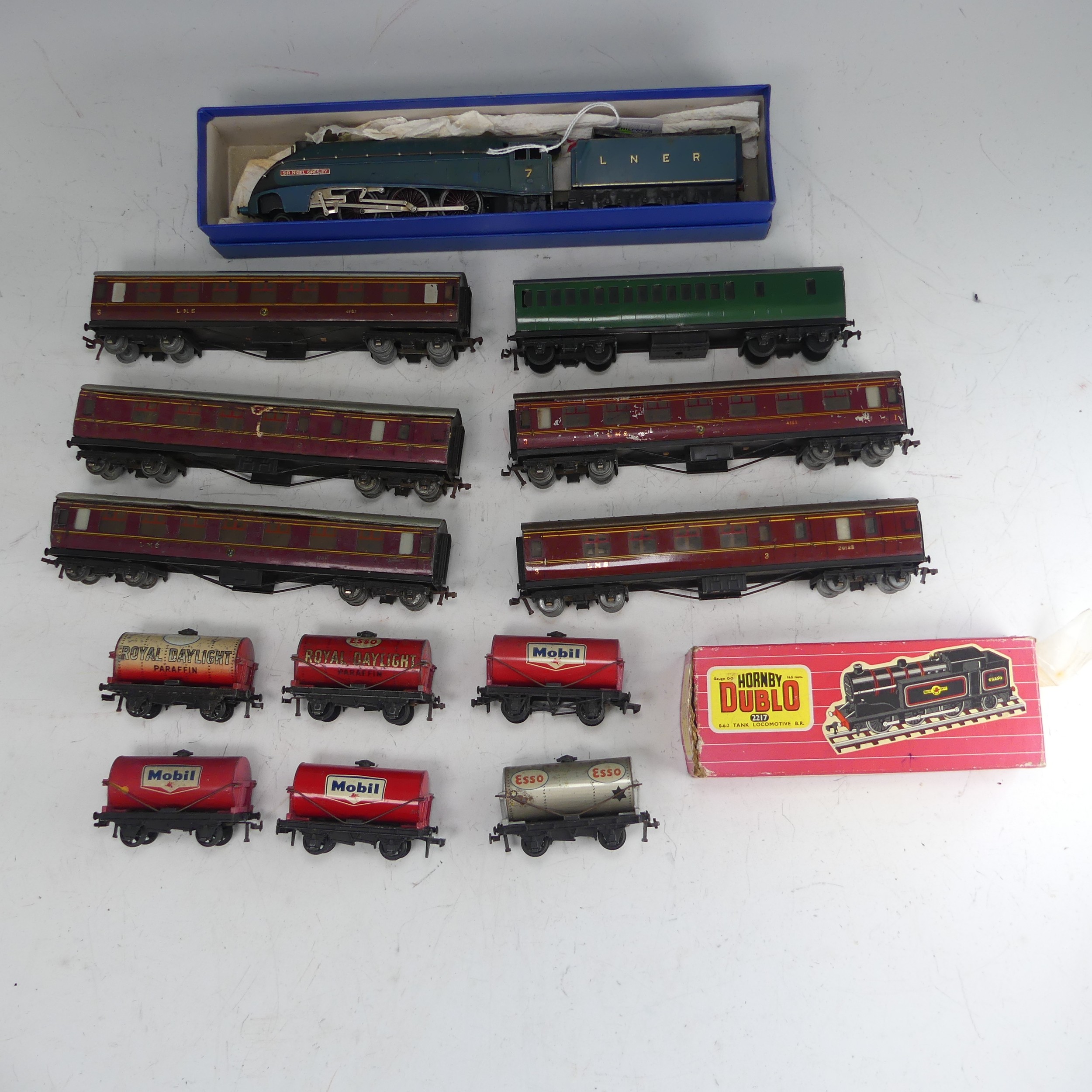 Hornby Dublo: A good quantity of '00' gauge 2-rail and 3-rail model railway, diecast/tin-plate, - Image 3 of 6