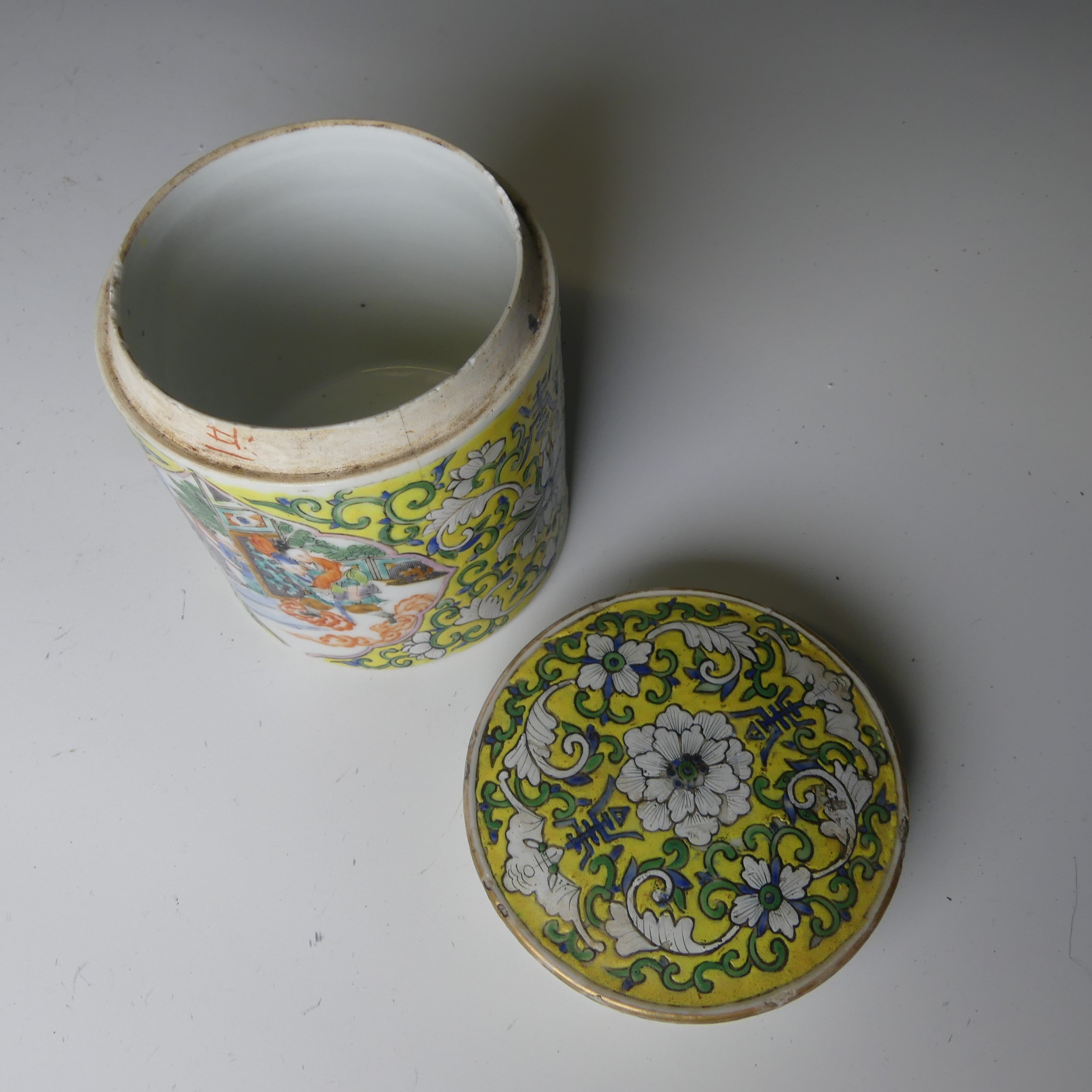 An antique Chinese porcelain famille jaune Pot and Cover, of cylindrical form, with central - Bild 4 aus 8