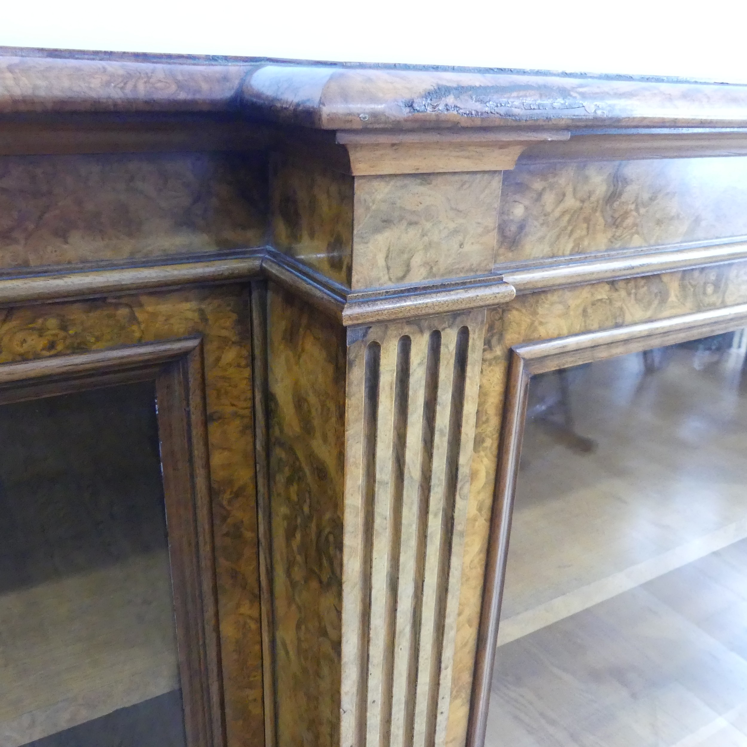 A good Victorian burr walnut breakfront glazed Bookcase, shaped top over glazed doors and plinth - Bild 5 aus 14