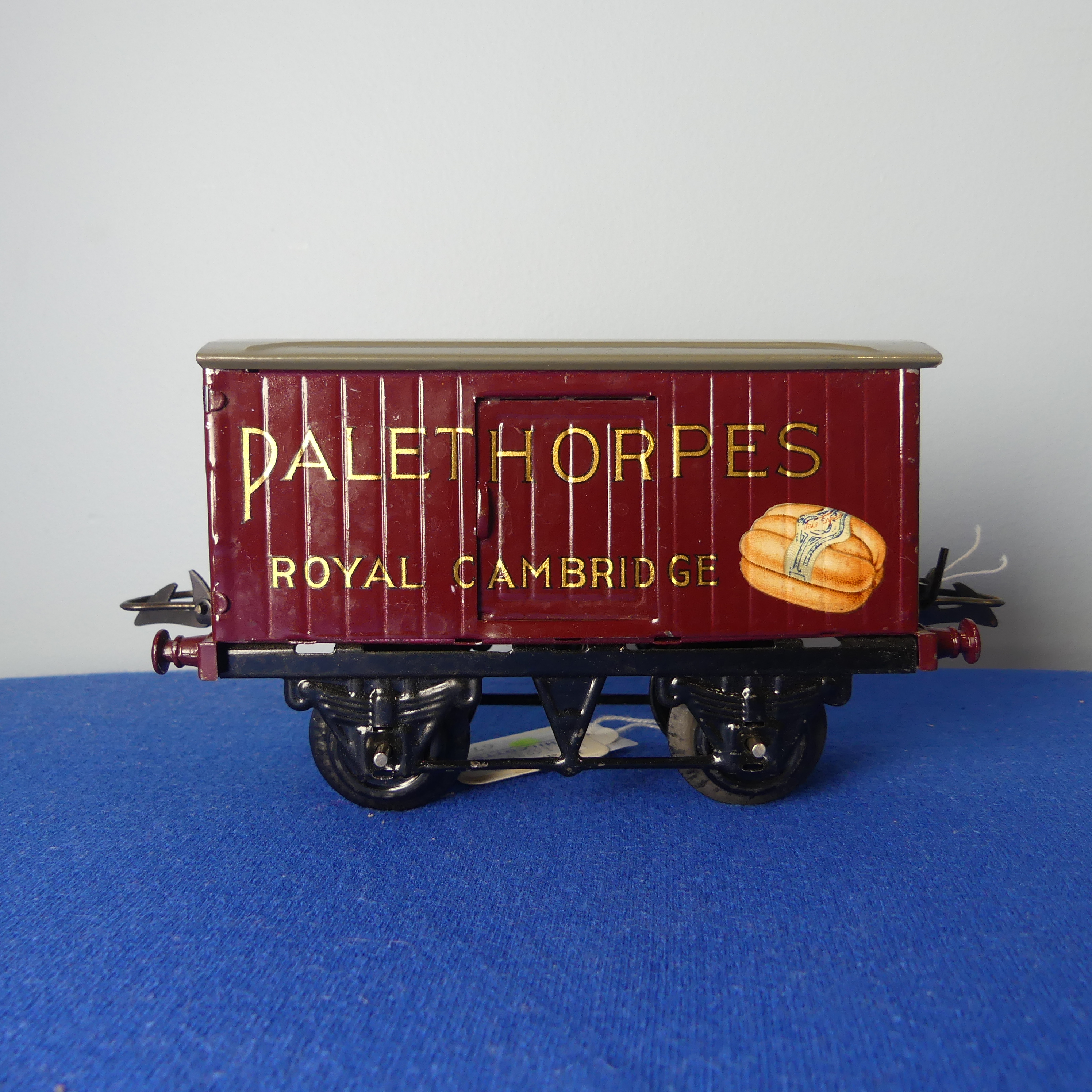 Hornby '0' gauge "Palethorpes Sausage" Van, RS717, maroon body, "Palethorpes Royal Cambridge", - Bild 8 aus 9