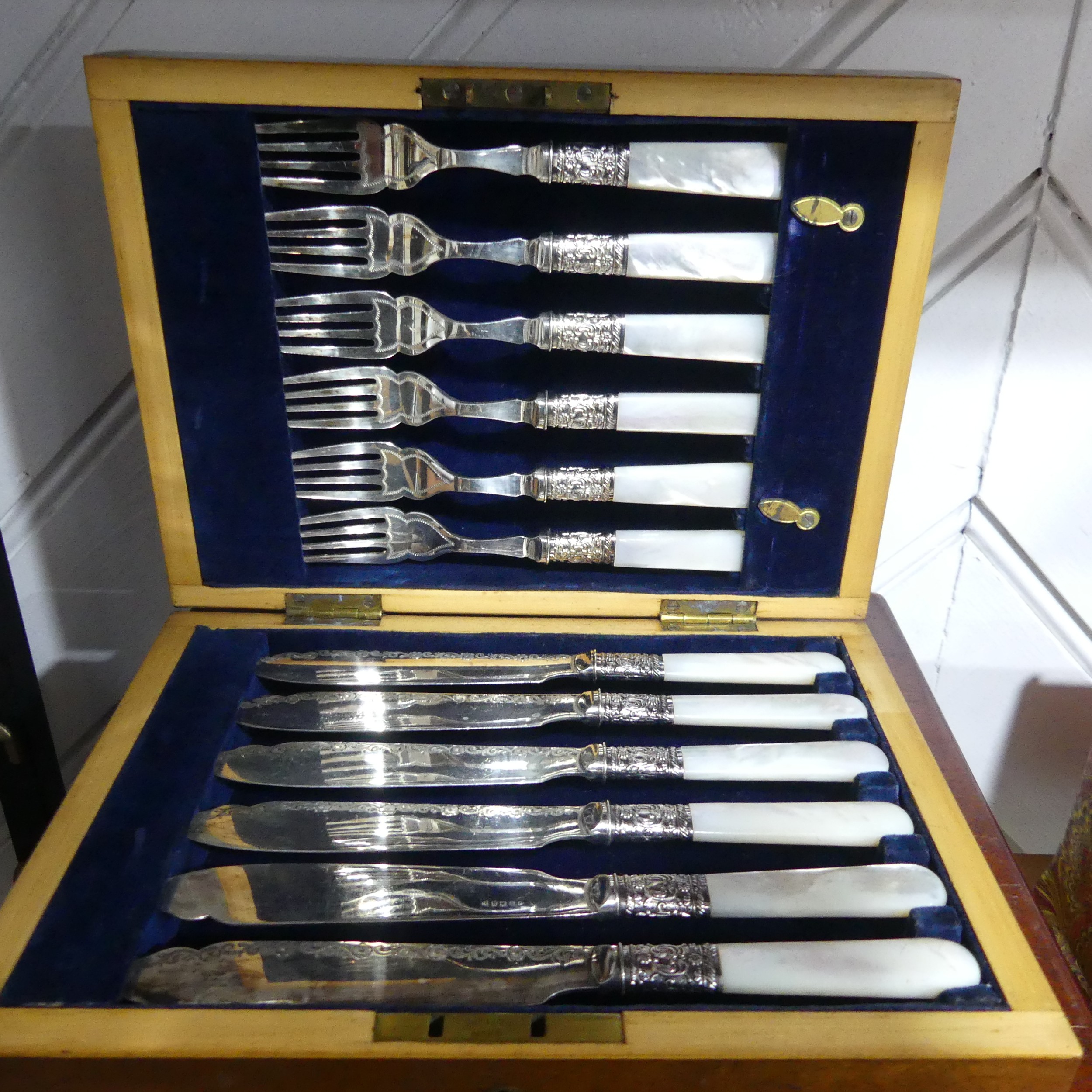 A canteen of silver plated Fish Cutlery, six place setting with mother of pearl handles, in velvet - Image 6 of 14