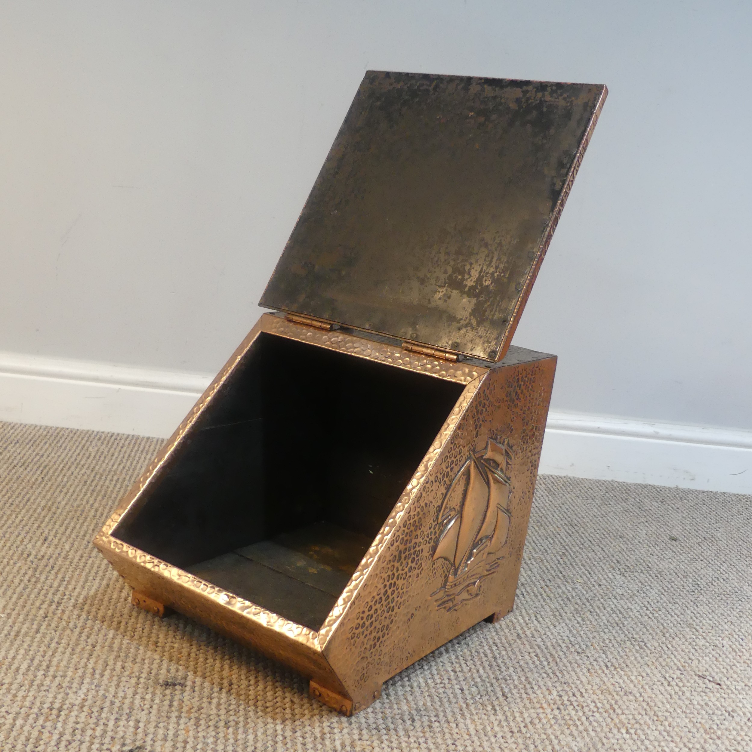 J & F Poole of Hayle Arts & Crafts copper coal Scuttle, with distinctive hammered finish and - Image 9 of 10