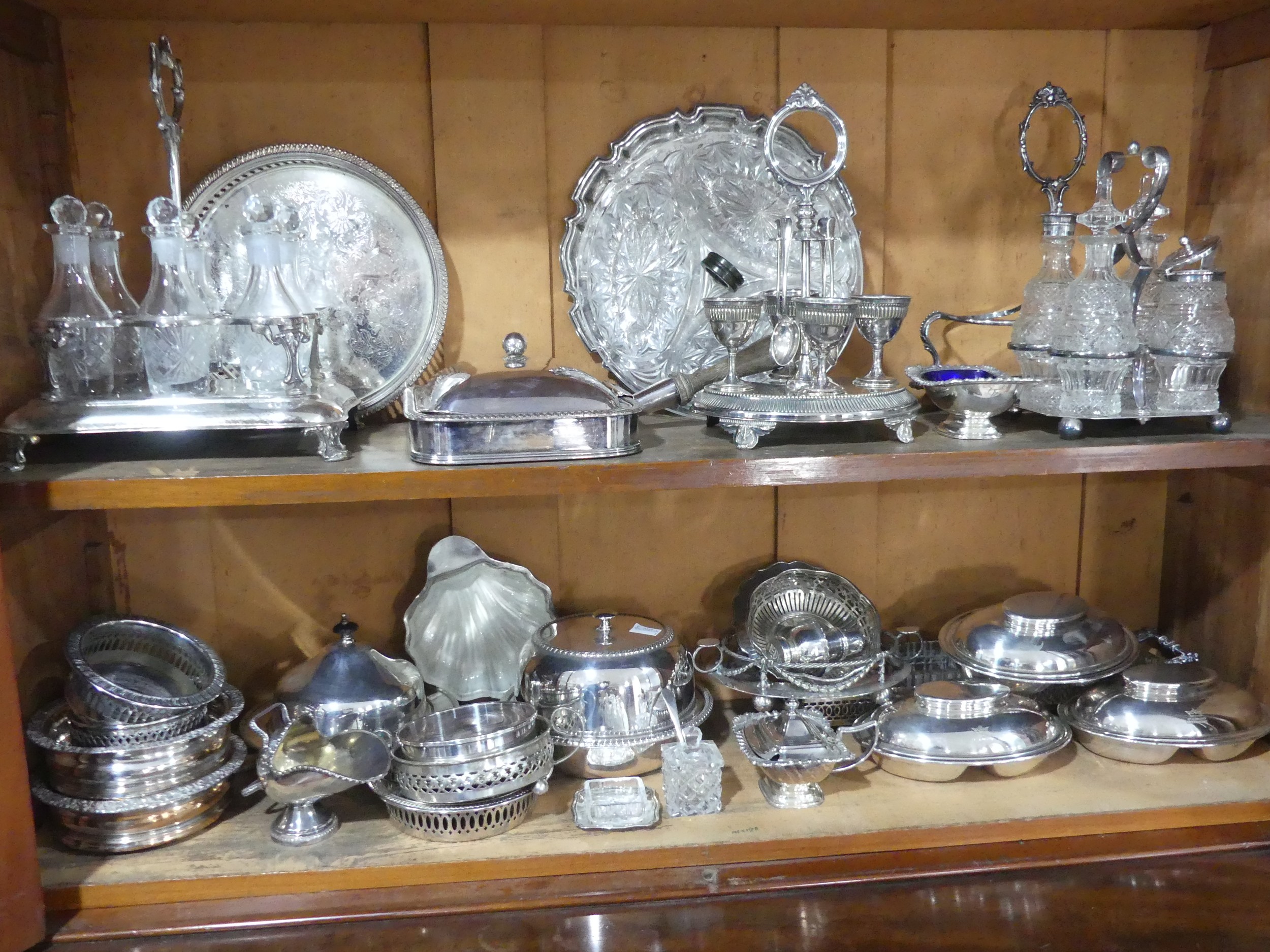 A large quantity of Silver Plate, including a centrepiece in the Aesthetic style, 49.5cm high, as - Bild 6 aus 9