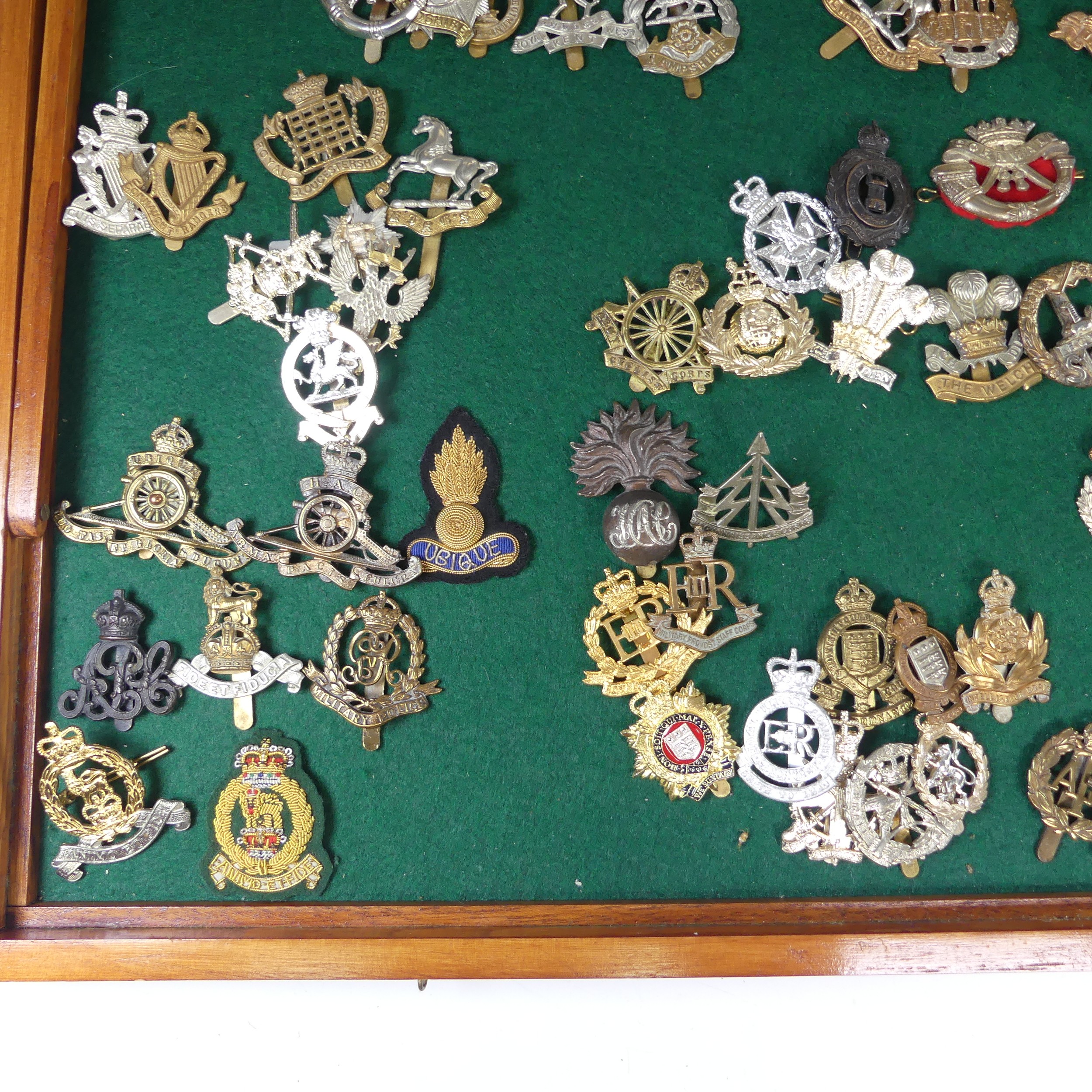 A large quantity of approximately 250 WW1, WW2 and later Cap Badges, including ; 60th King's Royal - Image 3 of 9