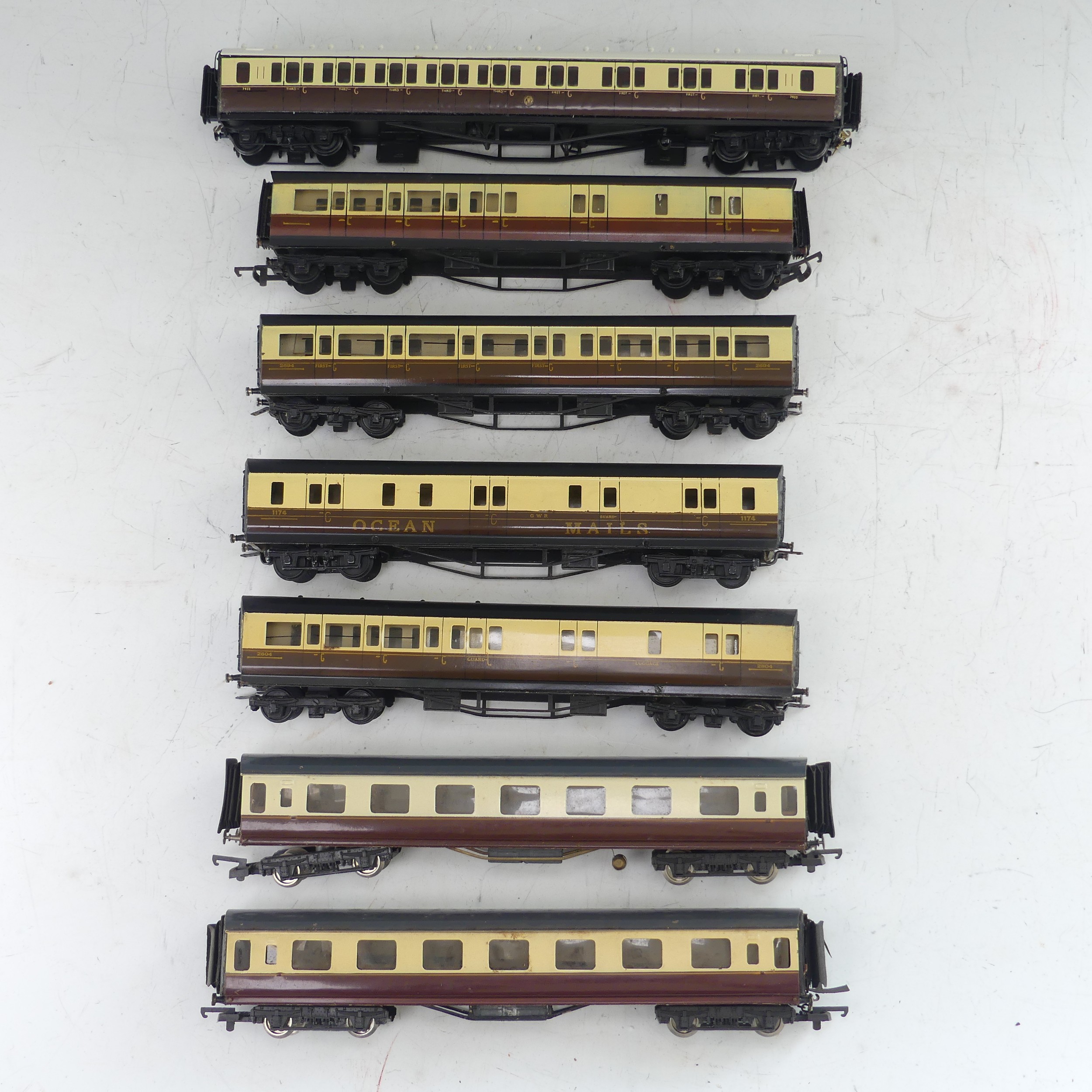 An '00' gauge G.W.R. 70' 1st/3rd Compound Corridor Coach No.7932, chocolate and cream, the base - Image 2 of 8