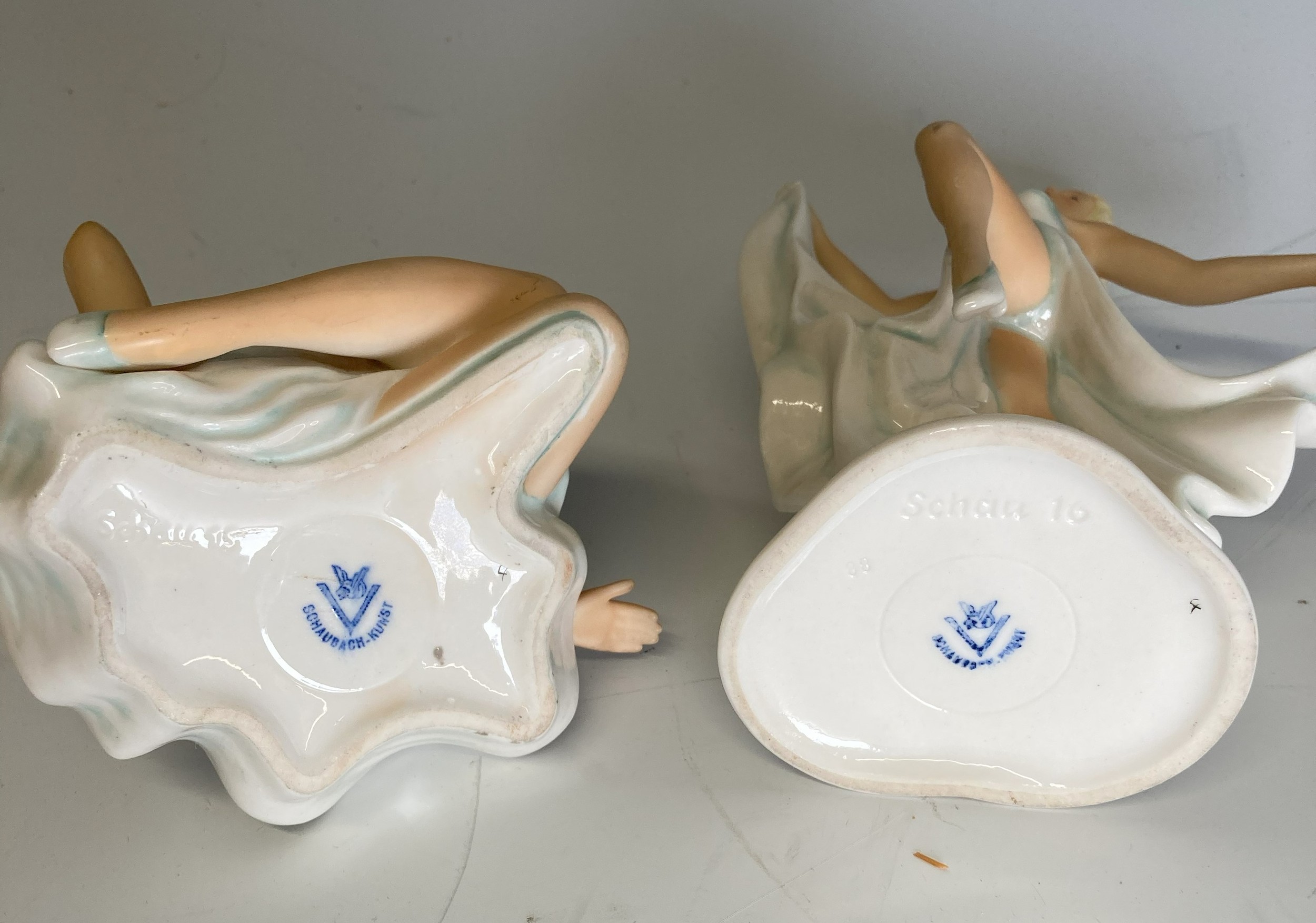 Marilyn Monroe interest: two Schaubach Kunst porcelain figurines of Marilyn Monroe, one seated, 12cm - Image 2 of 2