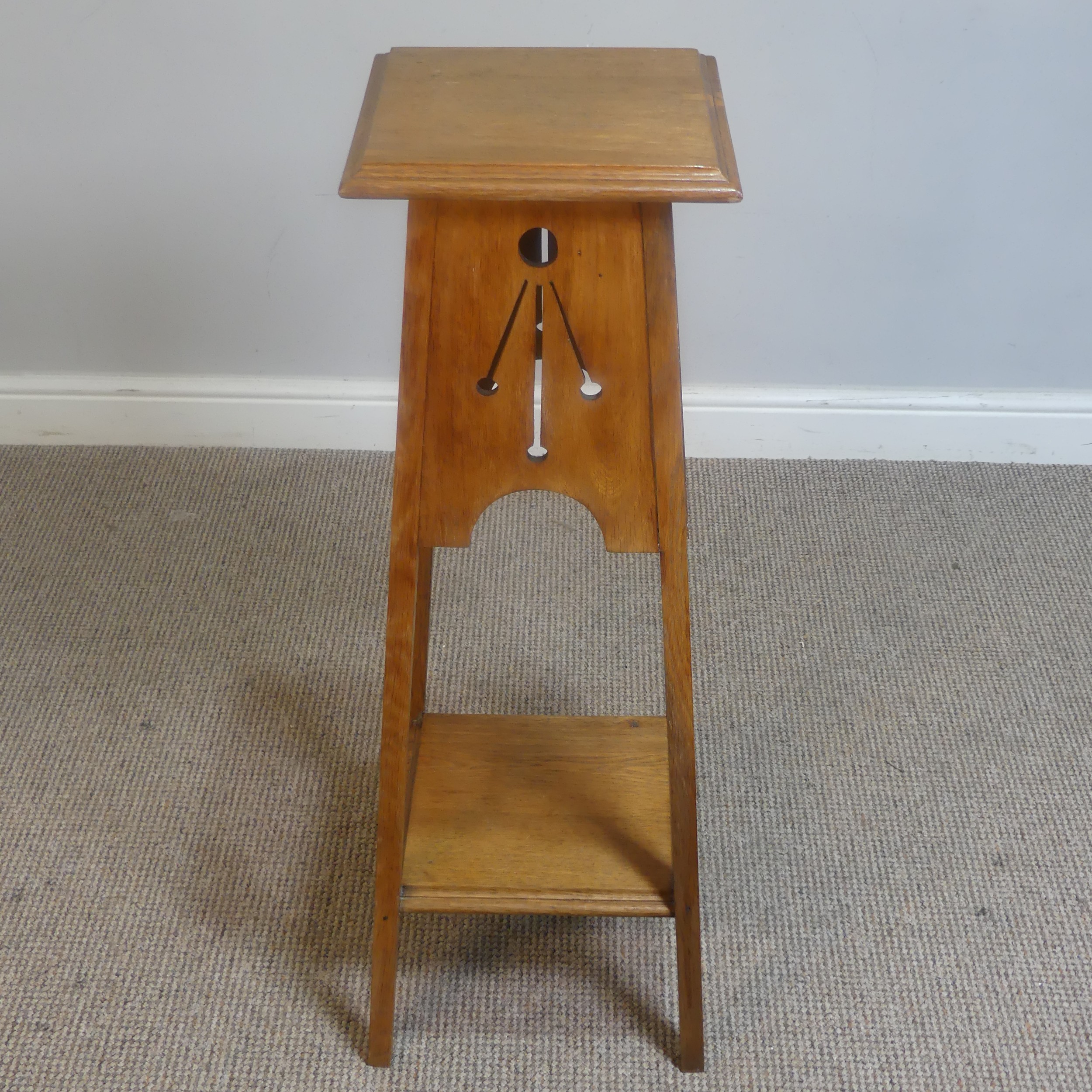 An Arts and Crafts oak plant Stand with pierced apron, raised on tapering supports, W 32 cm x H 91 - Bild 2 aus 7