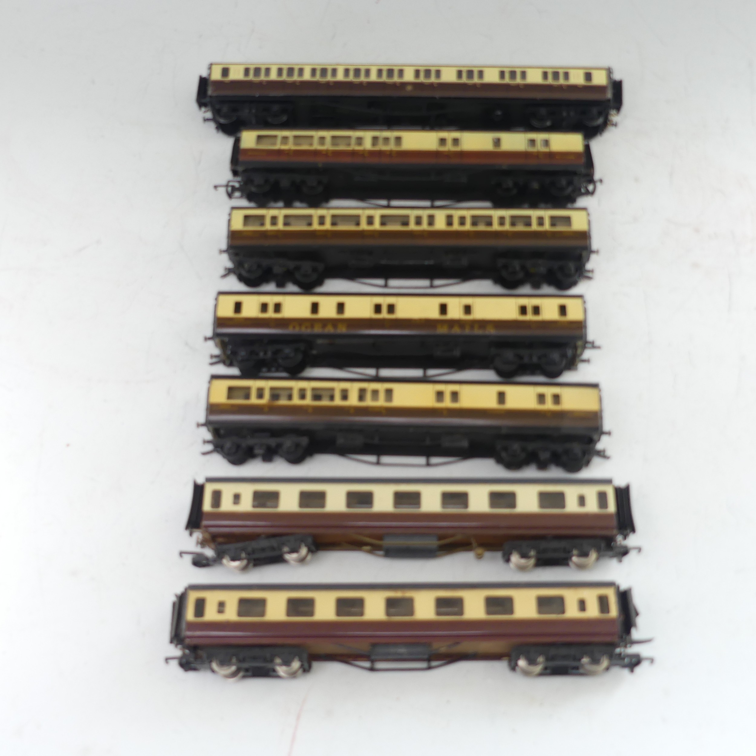 An '00' gauge G.W.R. 70' 1st/3rd Compound Corridor Coach No.7932, chocolate and cream, the base - Image 4 of 8