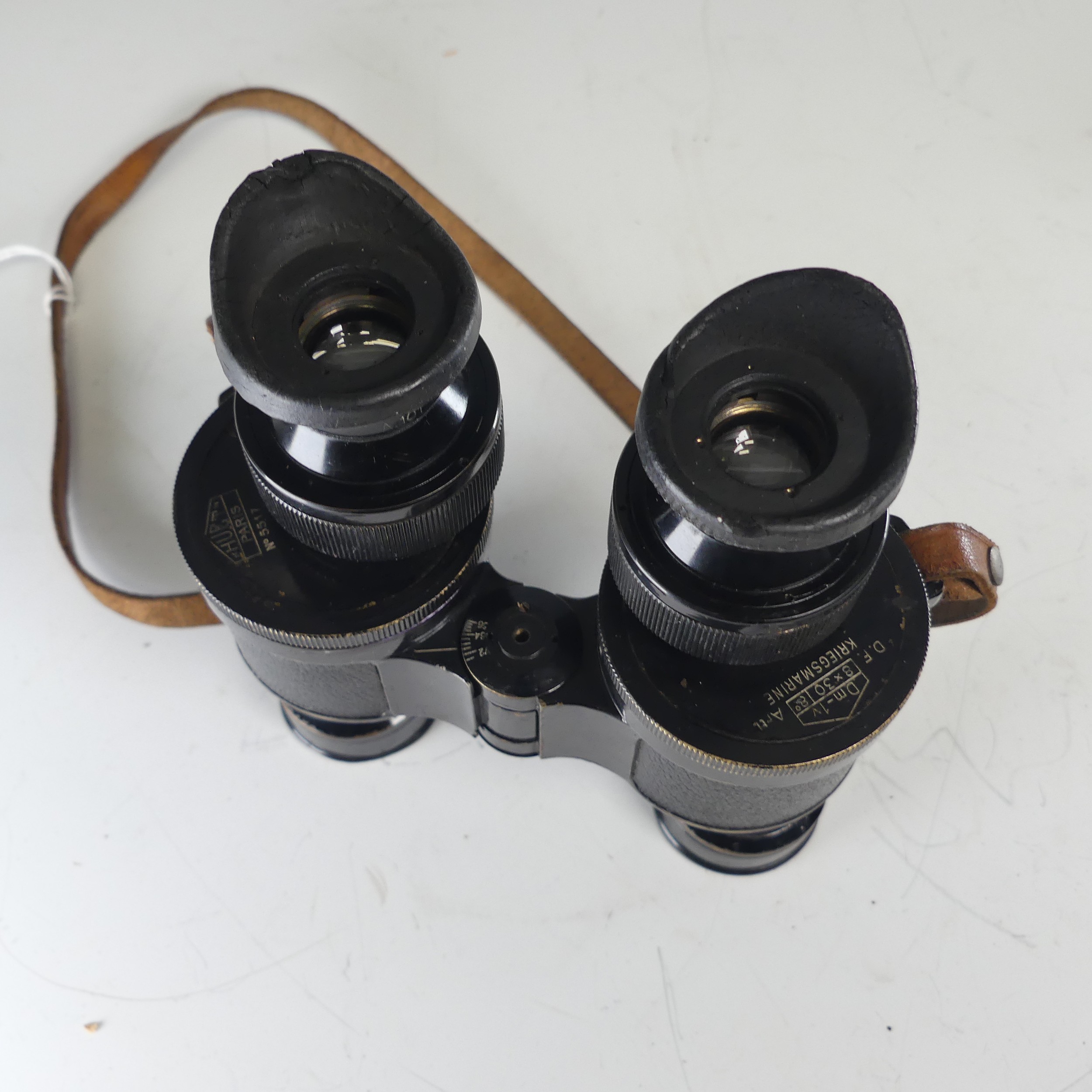 A pair of German WW2 Kriegsmarine Binoculars, stamped 'Dm-1v, 8 x 30, D.F. Artl, KRIEGSMARINE' - Bild 5 aus 8