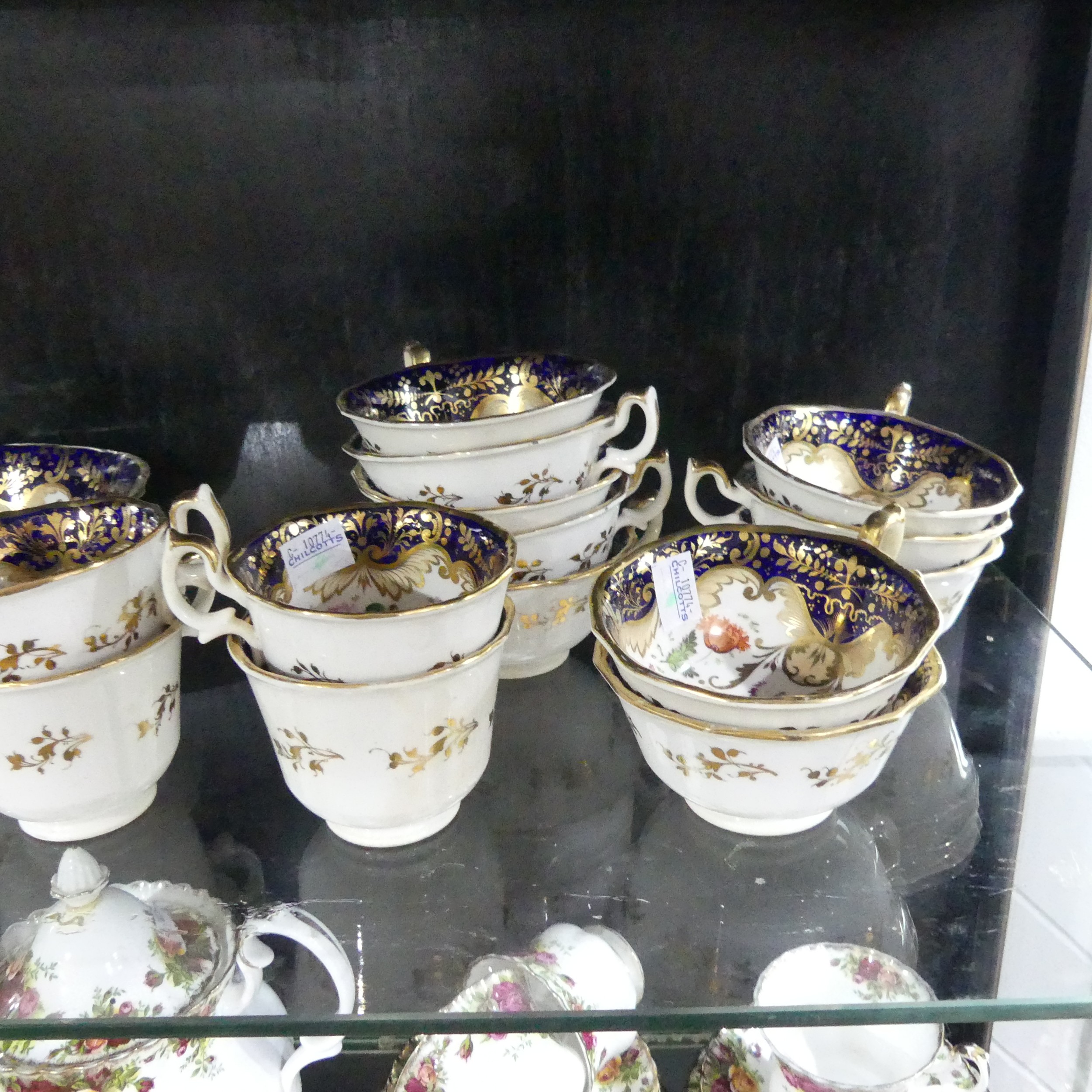 A 19th century Staffordshire part tea set, comprising teapot, sugar basin and cream jug with sixteen - Bild 7 aus 10