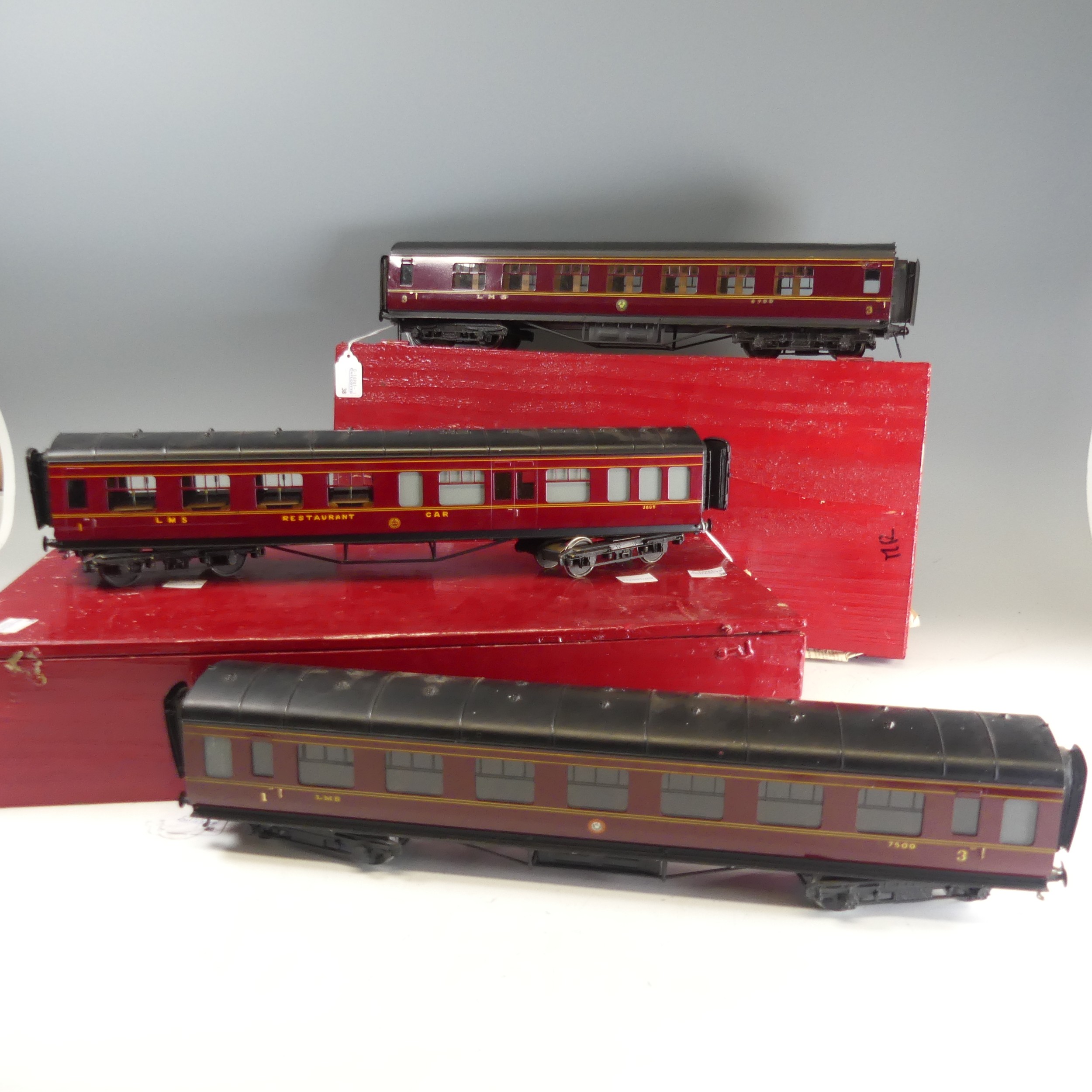 Three Exley ‘0’ gauge LMS Passenger Coaches, maroon with yellow lettering; All 3rd Class Coach No. - Bild 3 aus 5