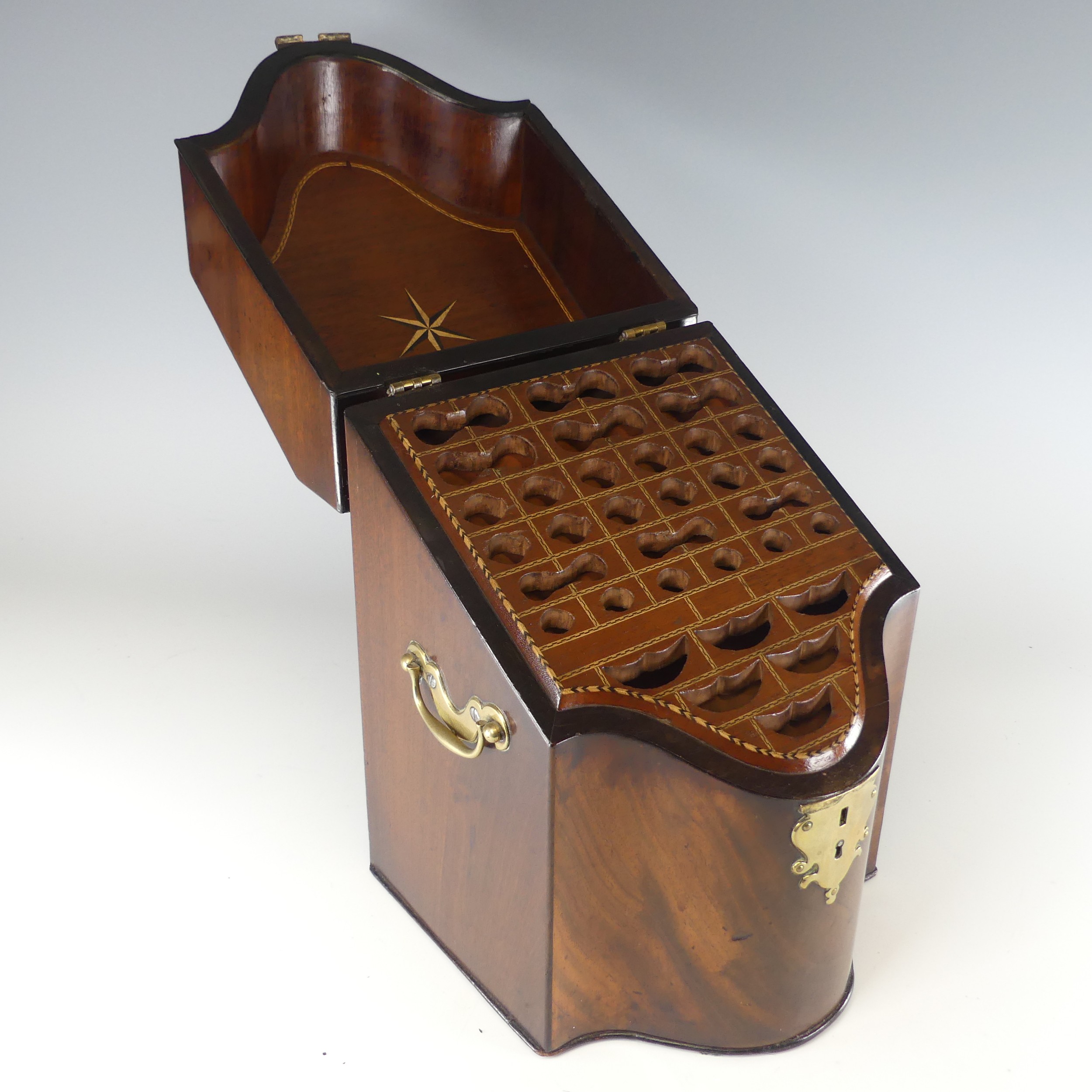 A Georgian mahogany serpentine front Knife Box, brass carrying handles to either side, with original - Bild 7 aus 10