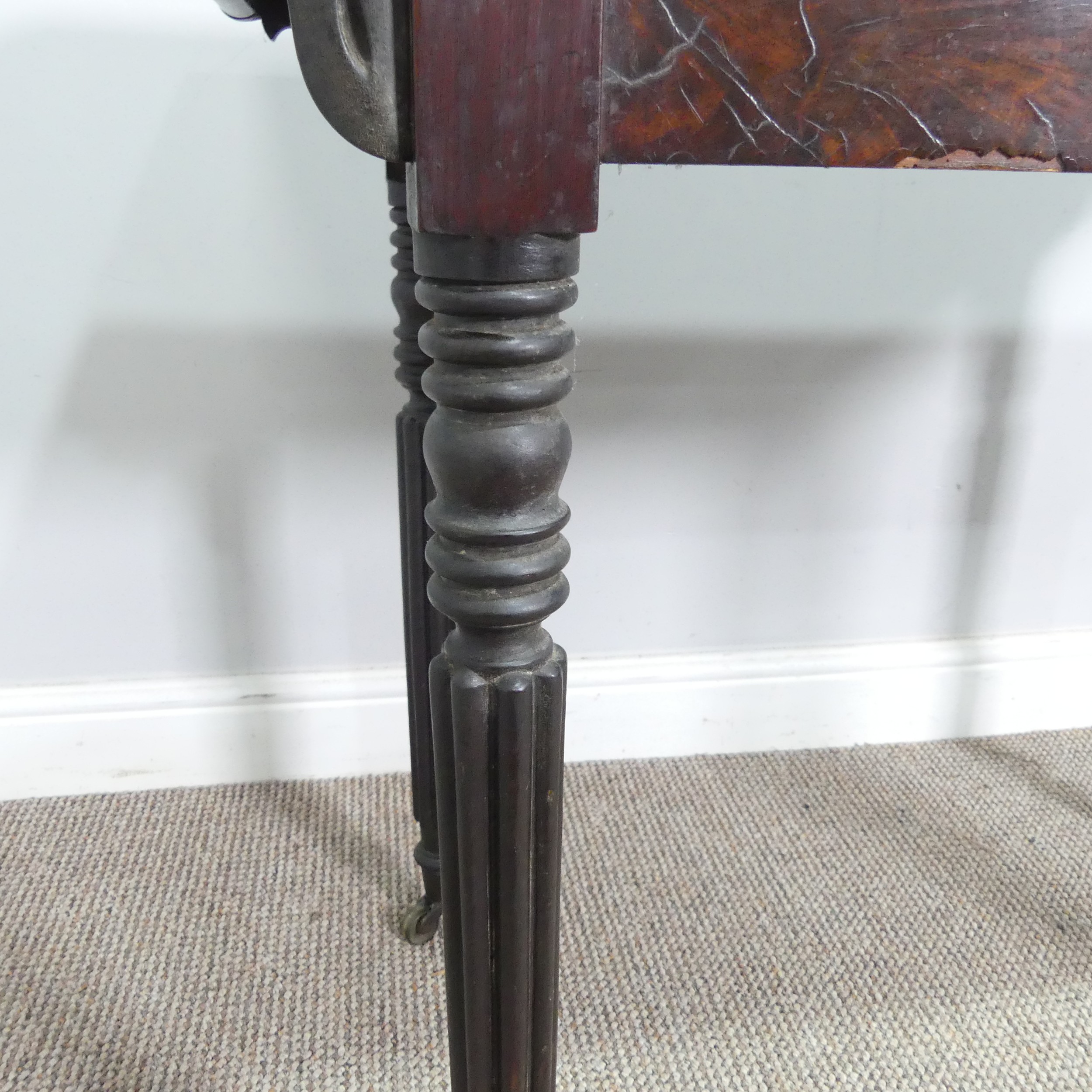 A Regency mahogany card Table, raised on reeded column legs and brass castors, W 91.5 cm x H 74 cm x - Bild 4 aus 7