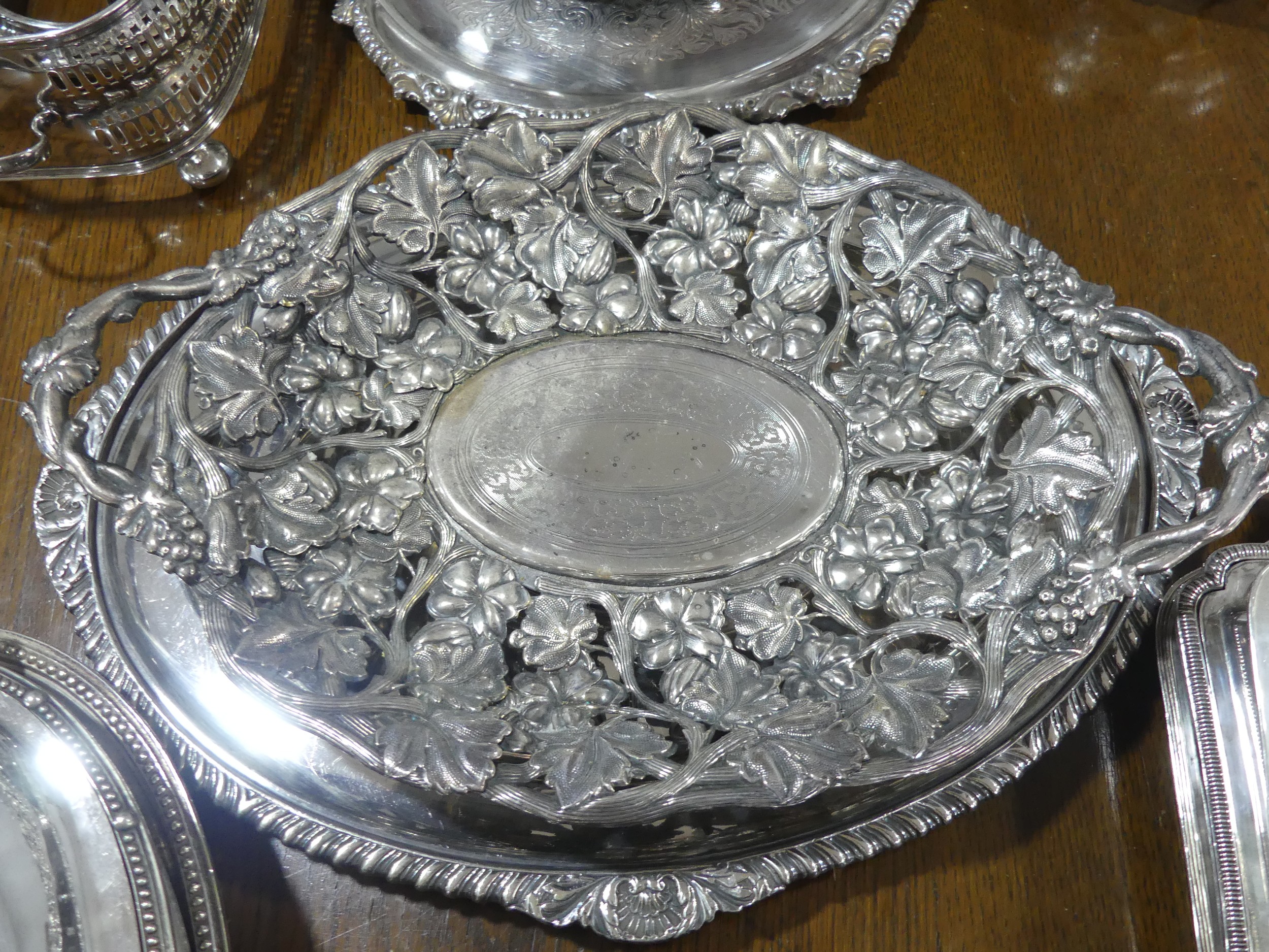 A large quantity of Silver Plate, including a centrepiece in the Aesthetic style, 49.5cm high, as - Bild 3 aus 9