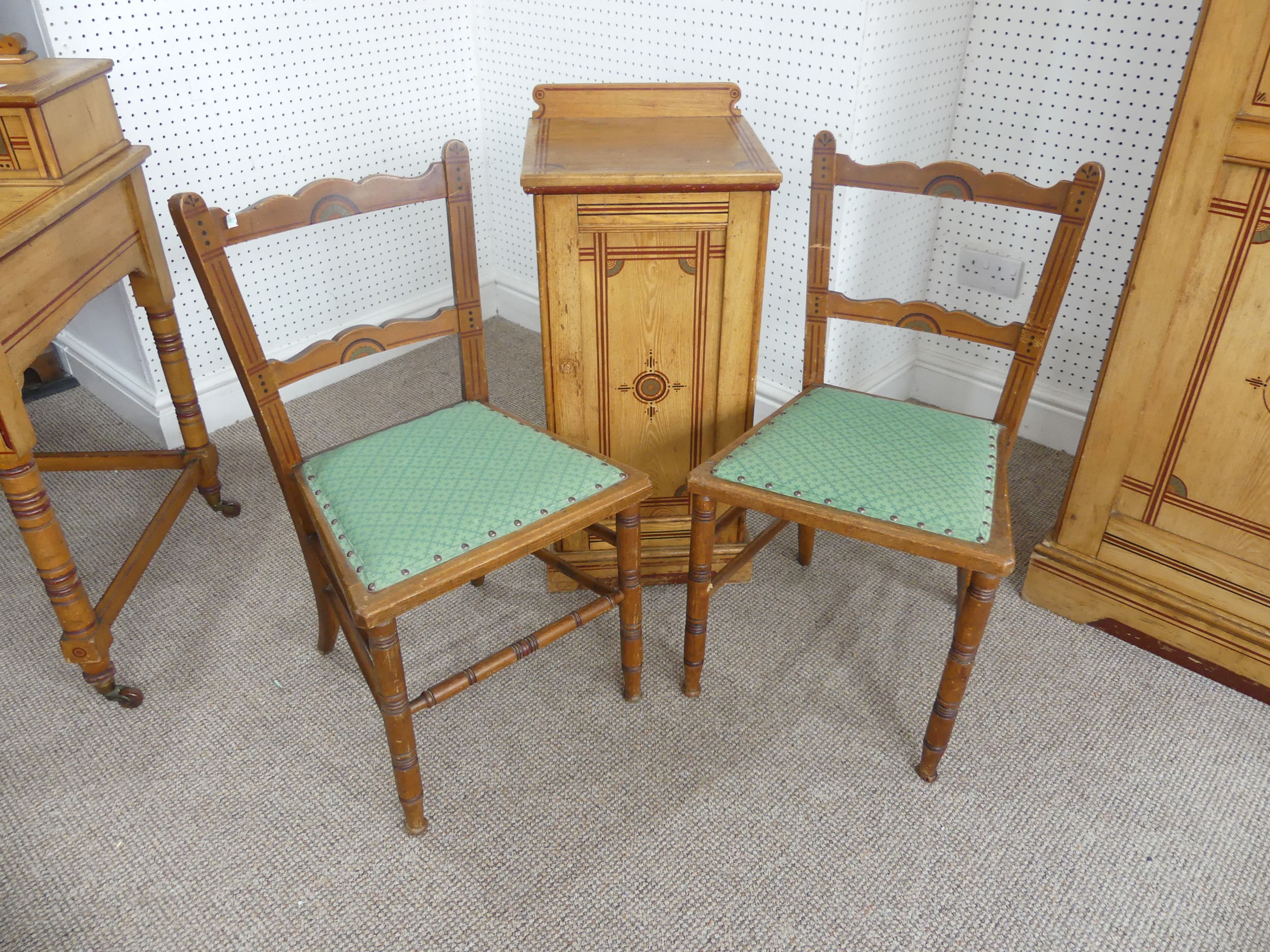 A good Aesthetic Movement pitch pine and oak Bedroom Suite, circa 1870, all pieces with matching - Bild 7 aus 20