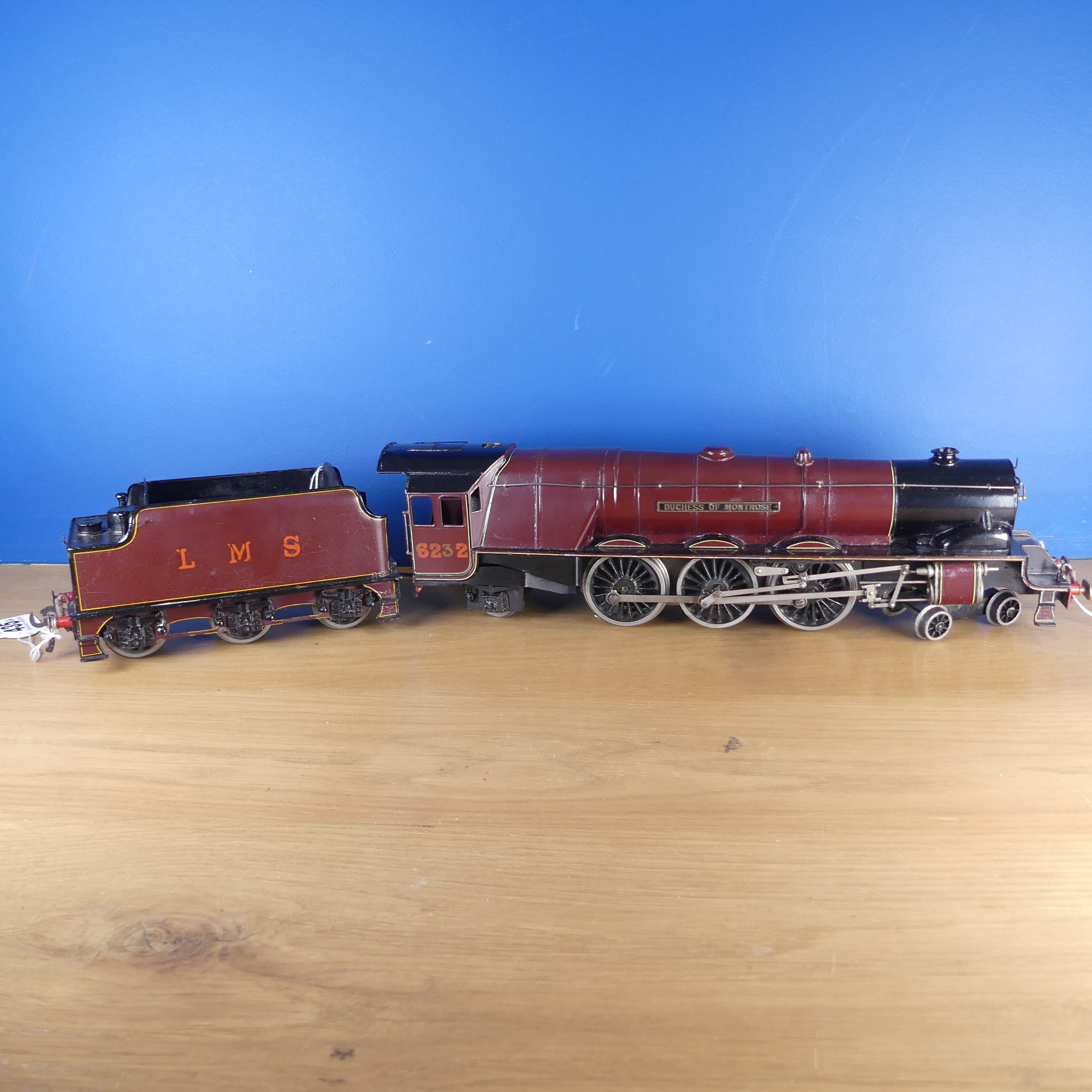 Bassett-Lowke ‘0’ gauge 3-rail electric LMS 'Duchess of Montrose' 4-6-2 Locomotive and six-wheel - Bild 8 aus 8