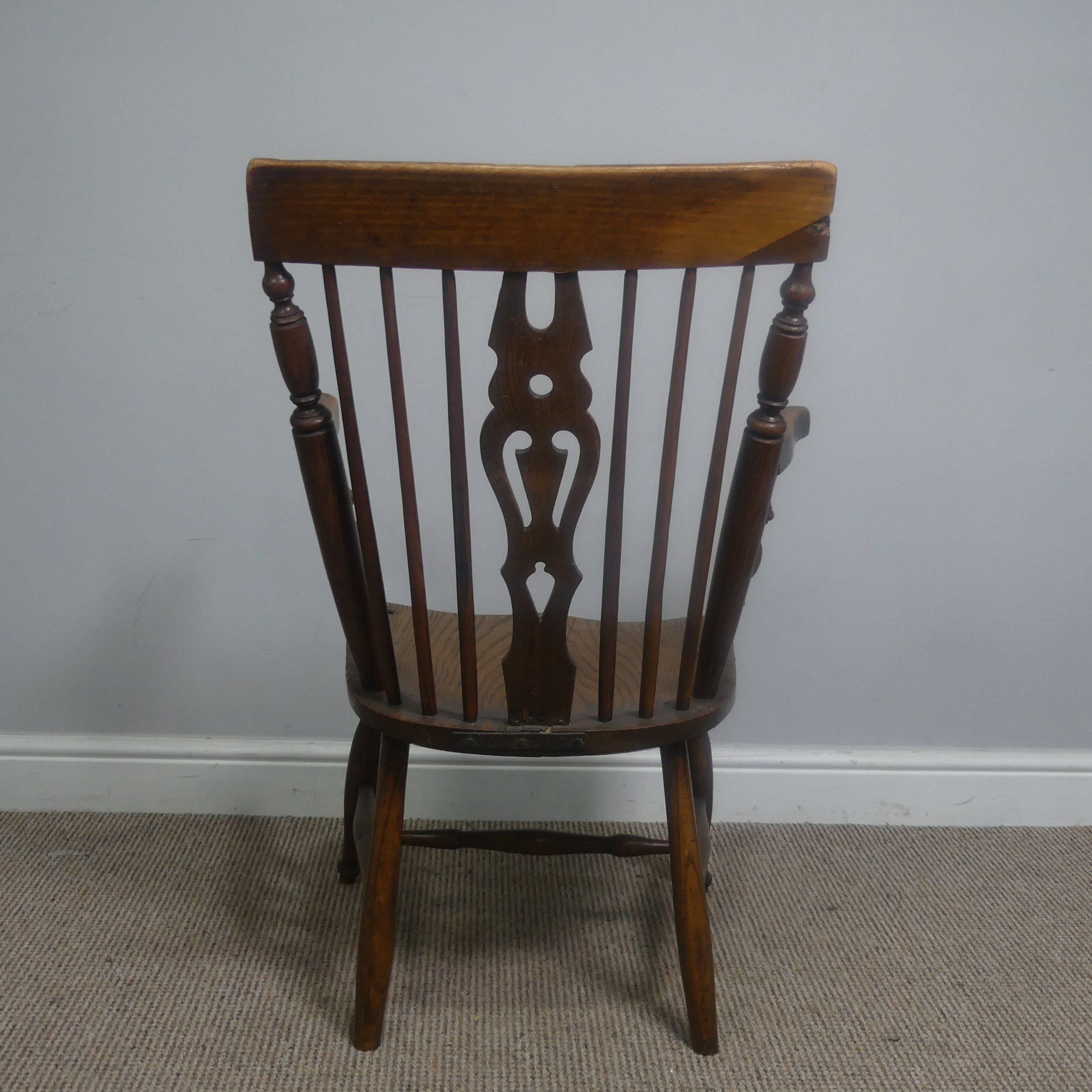 An antique ash and elm windsor Armchair, legs cuts down and with old metal repairs, W 57 cm x H 85 - Bild 4 aus 8