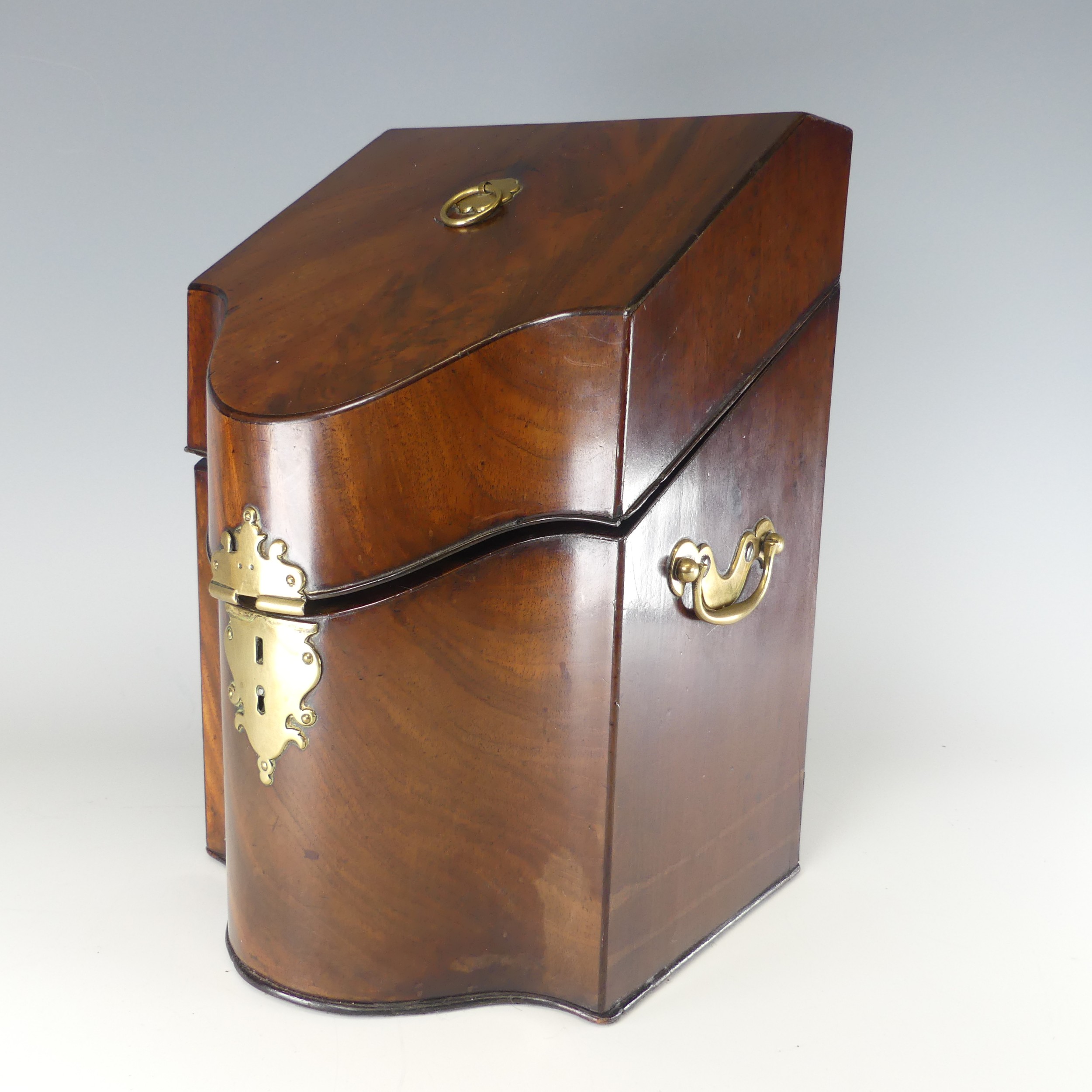 A Georgian mahogany serpentine front Knife Box, brass carrying handles to either side, with original - Bild 3 aus 10