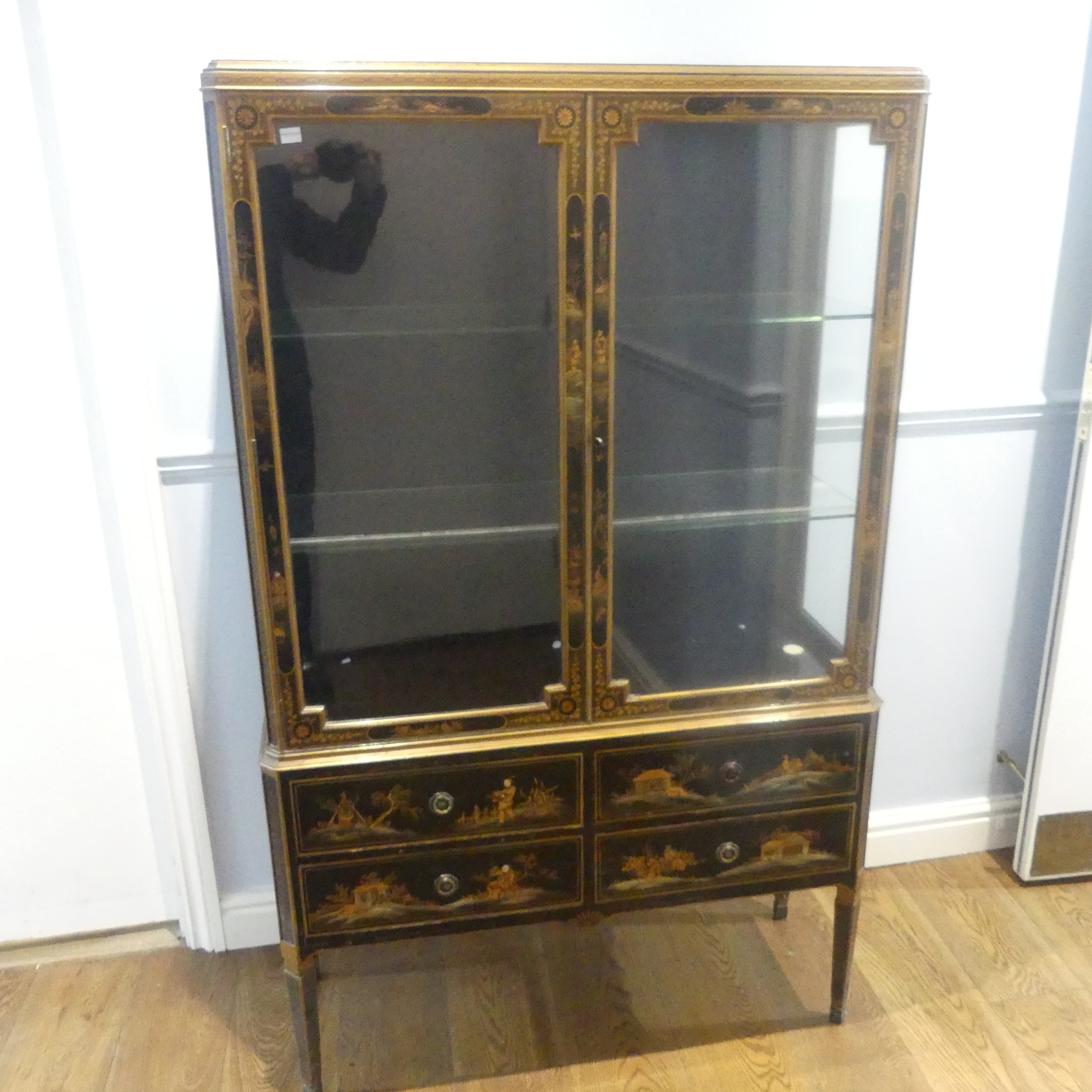 An early 20th century Chinoiserie display Cabinet, black lacquered with gilt painted decorations, - Bild 3 aus 7