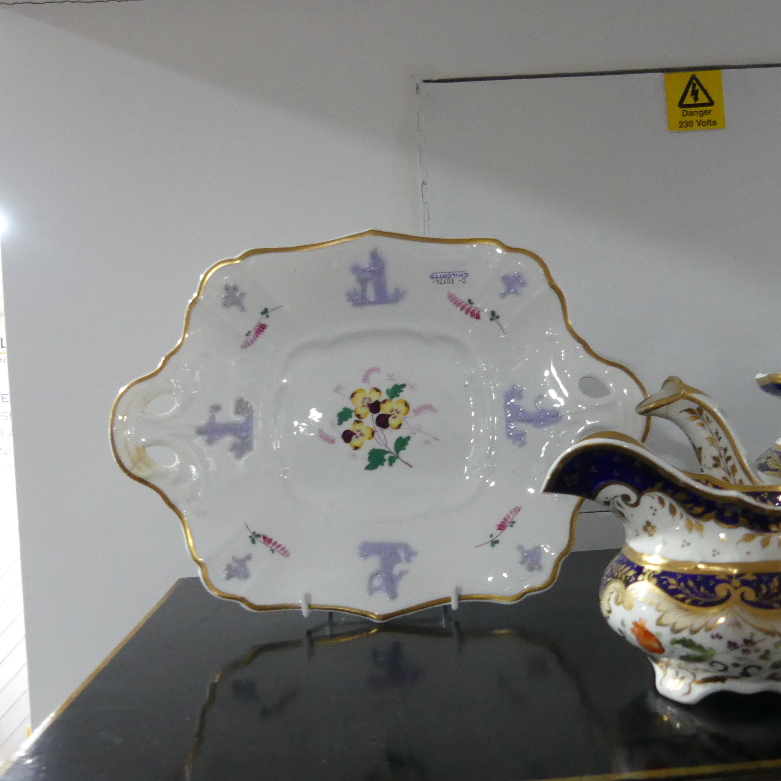 A 19th century Staffordshire part tea set, comprising teapot, sugar basin and cream jug with sixteen - Image 10 of 10