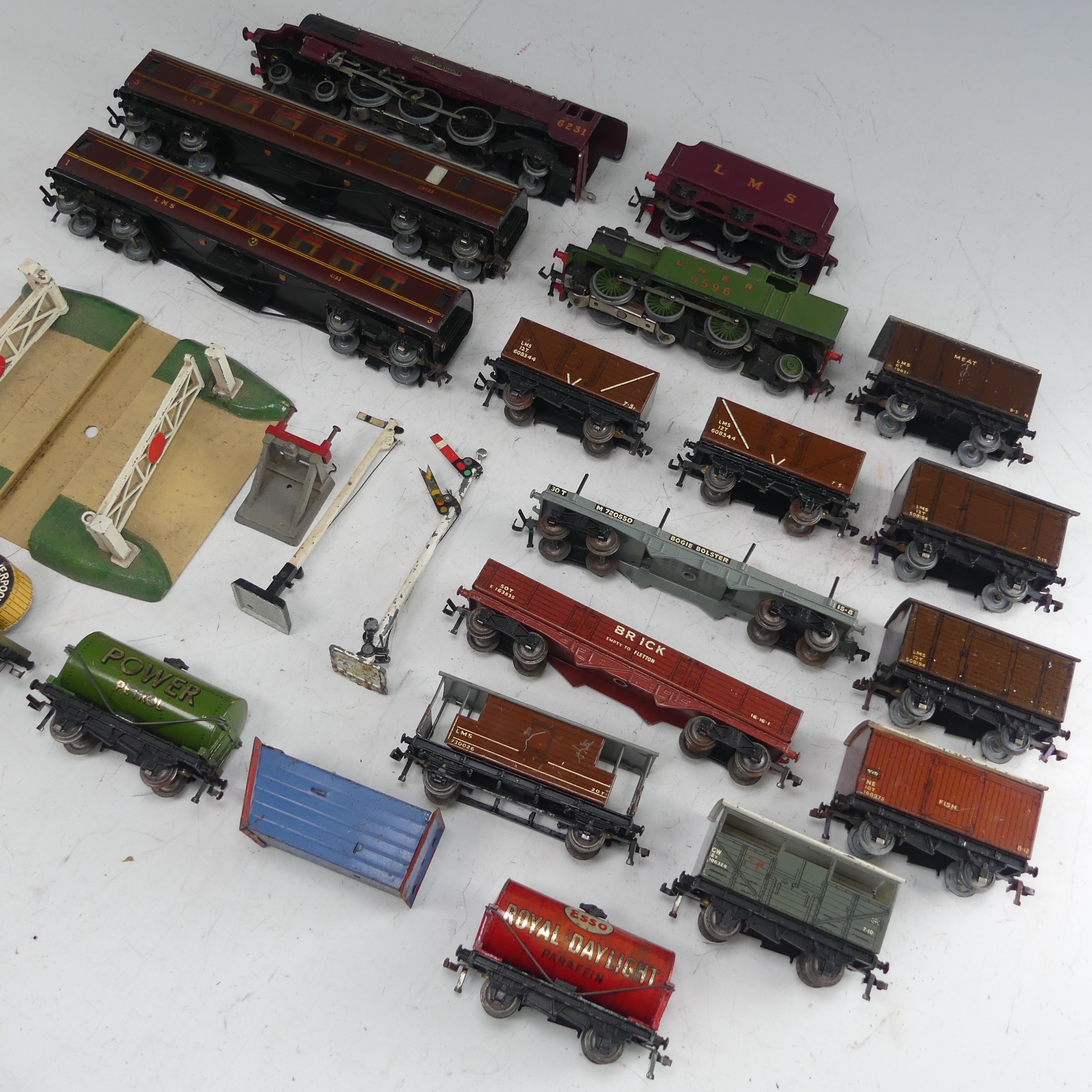 Hornby Dublo: A quantity of '00' gauge model railway, 3-rail electric, including 4-6-2 "Duchess of - Image 3 of 6