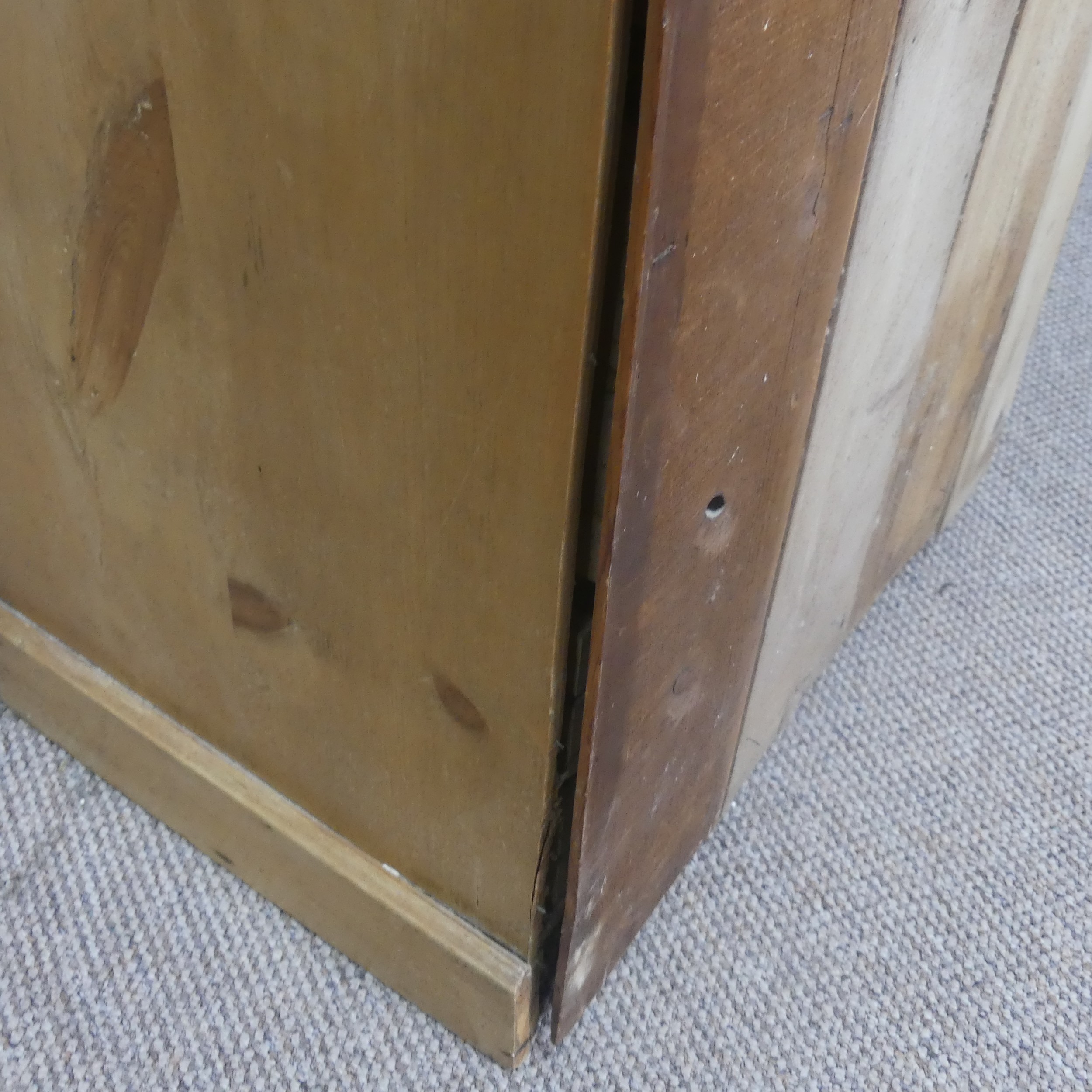 A 20th century small pine Chest of drawers, in a Wellington Chest style, W 60 cm x H 92 cm x D 41 - Bild 6 aus 7