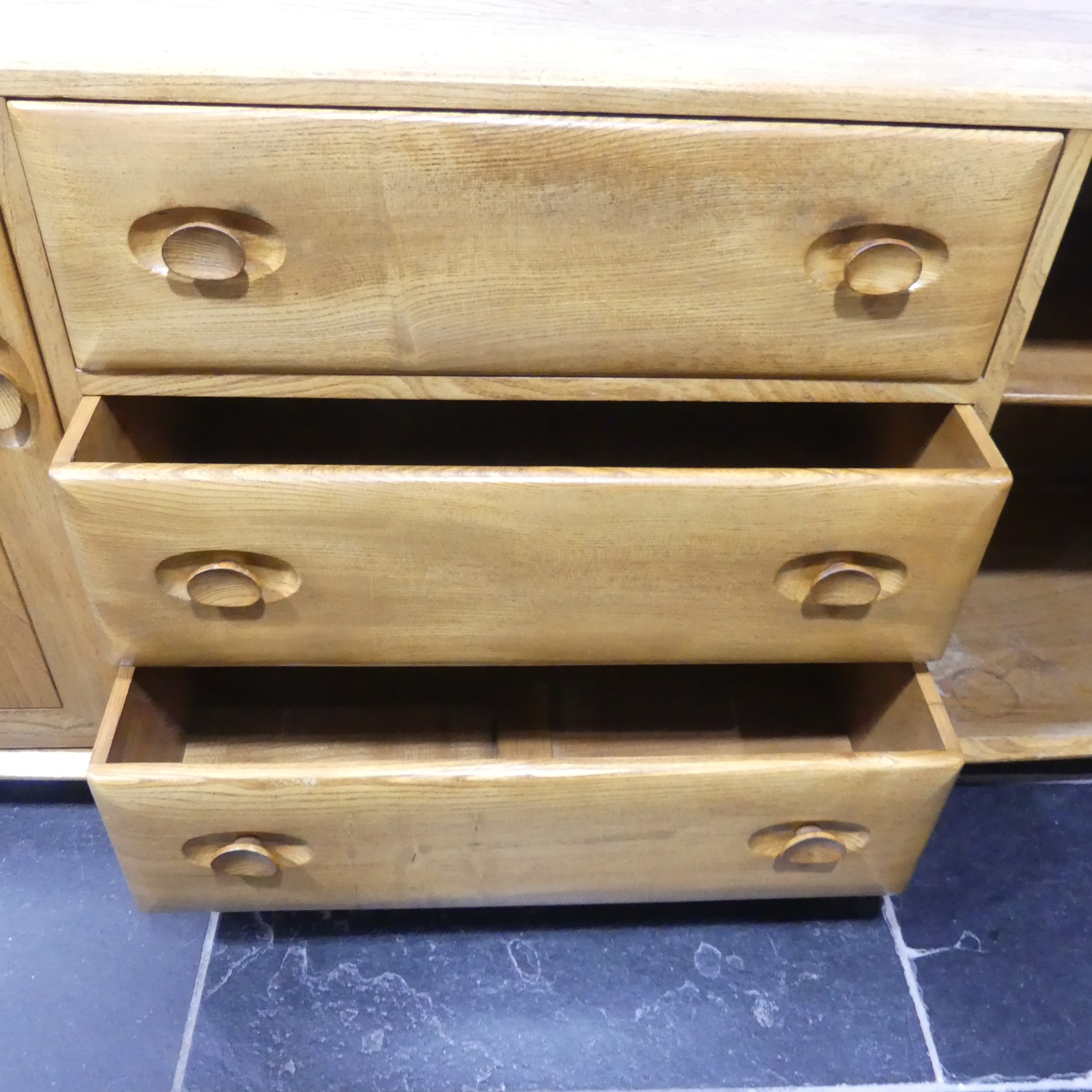 An Ercol "Windsor" blond elm Sideboard, model No. 455, fitted with three central drawers with an - Bild 3 aus 3