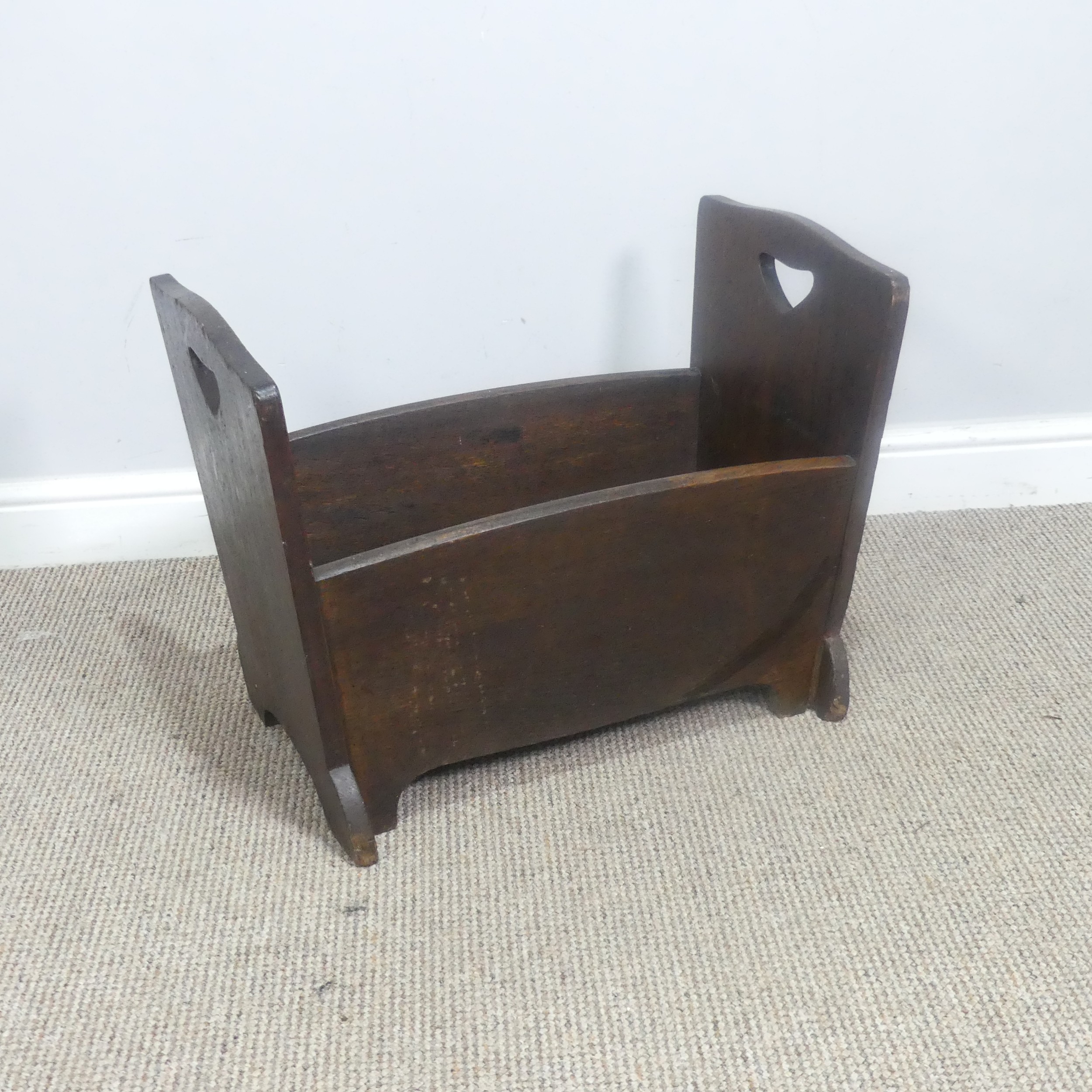 An Arts and Crafts oak Liberty log Box / Trough, of crib form with stylised heart cut-outs and - Bild 2 aus 8