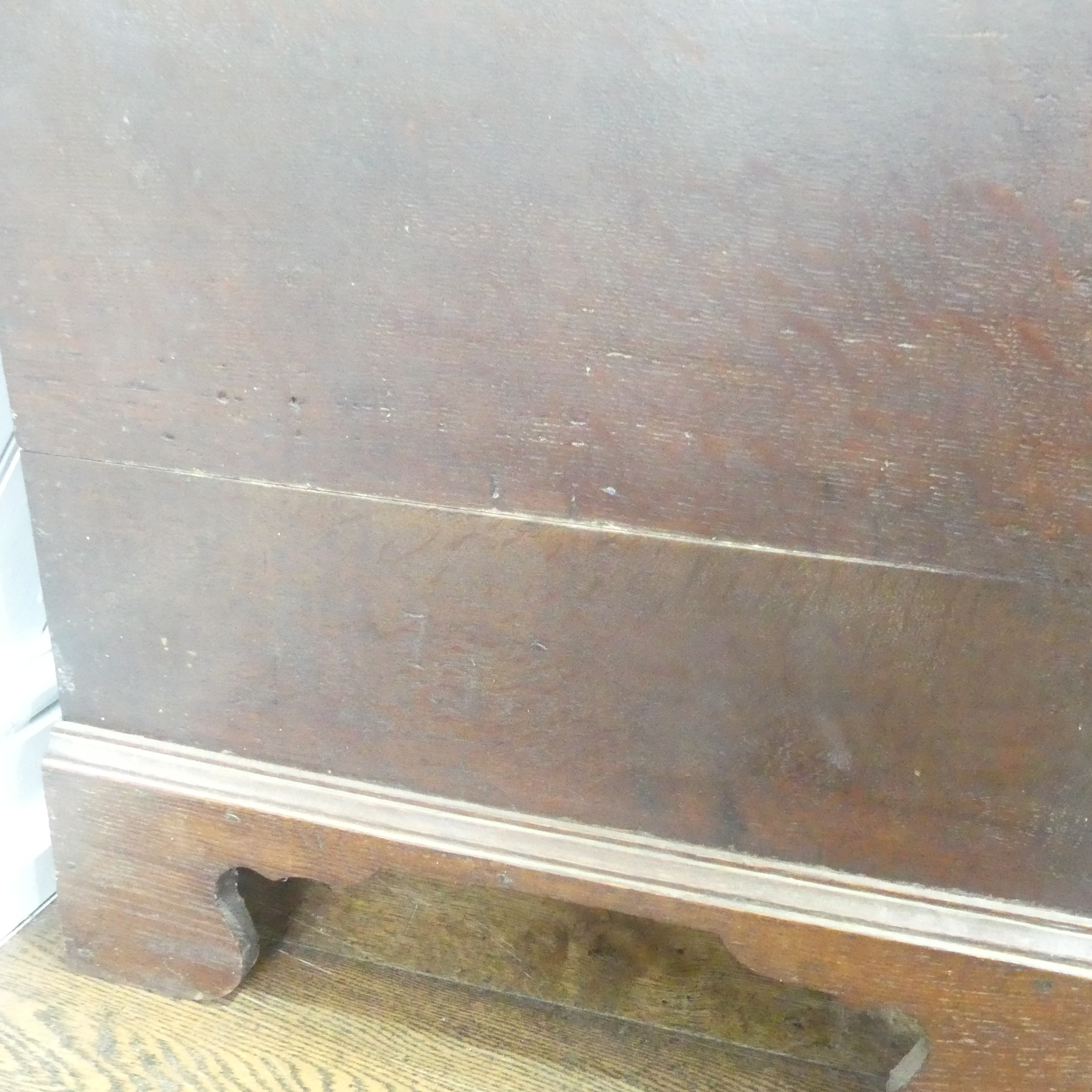 An early Georgian oak mule Chest, rectangular top over two drawers raised on bracket feet, W 124 - Bild 8 aus 8