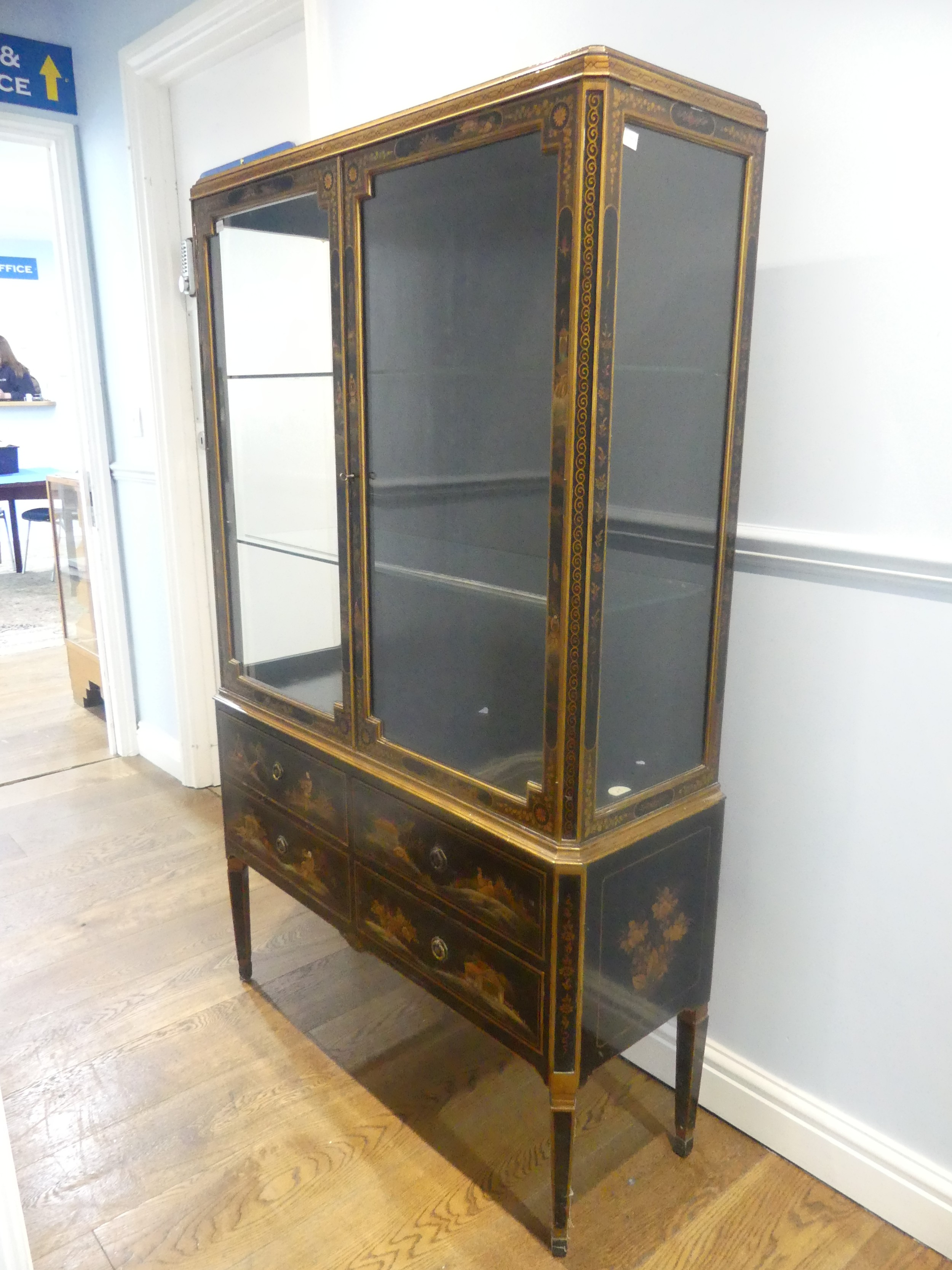 An early 20th century Chinoiserie display Cabinet, black lacquered with gilt painted decorations, - Bild 4 aus 7